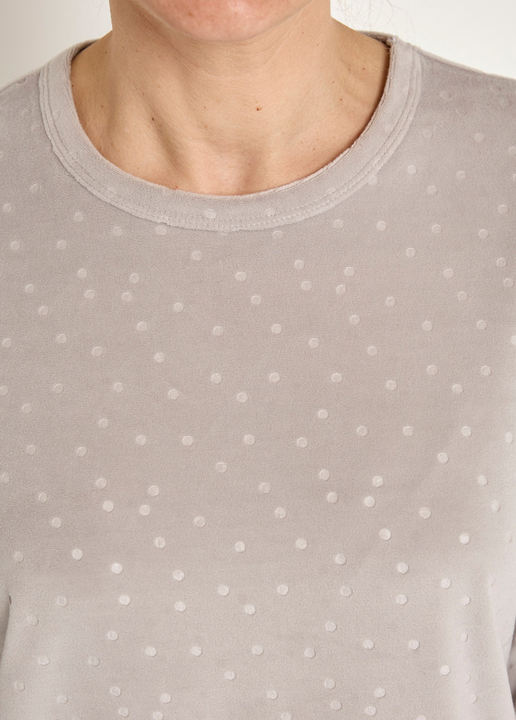 Pantalón_de_pijama_de_terciopelo_con_cuello_redondo_y_lunares_en_relieve_Gris_DE2_slim