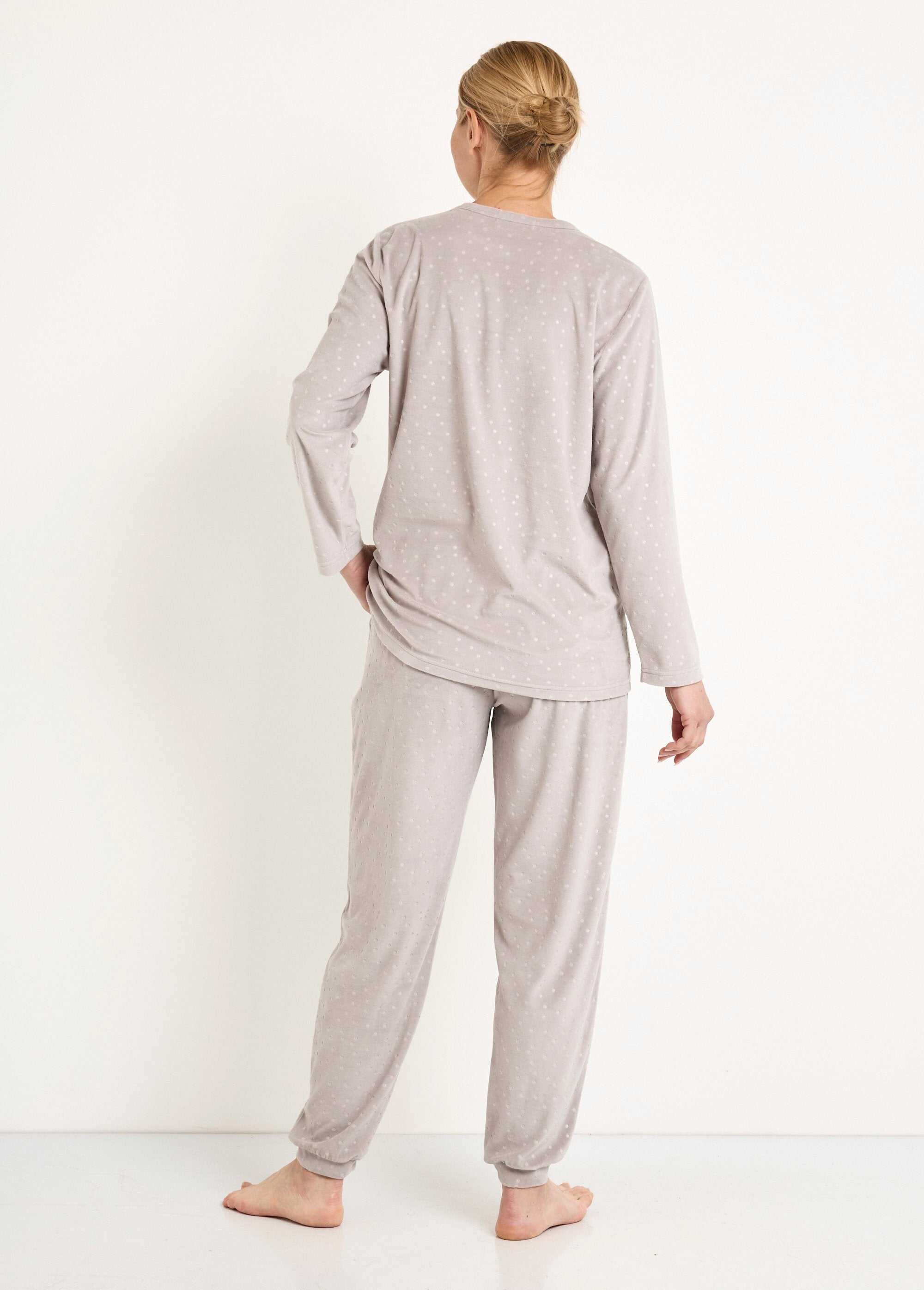 Pantalón_de_pijama_de_terciopelo_con_cuello_redondo_y_lunares_en_relieve_Gris_DO1_slim