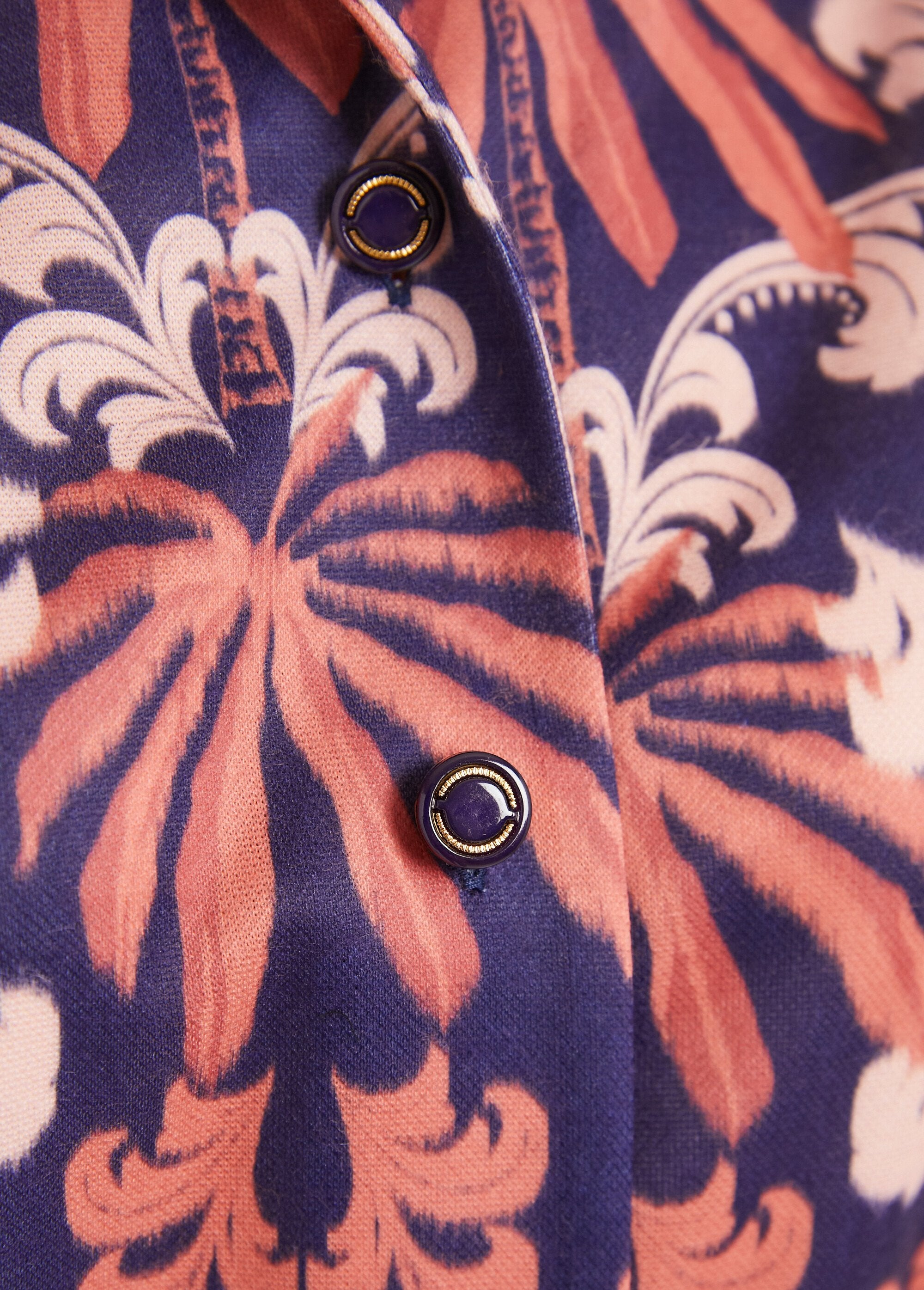 Vestido_de_satén_abotonado_de_largo_medio_con_cuello_sastre_Azul_marino_y_rosa_DE2_slim