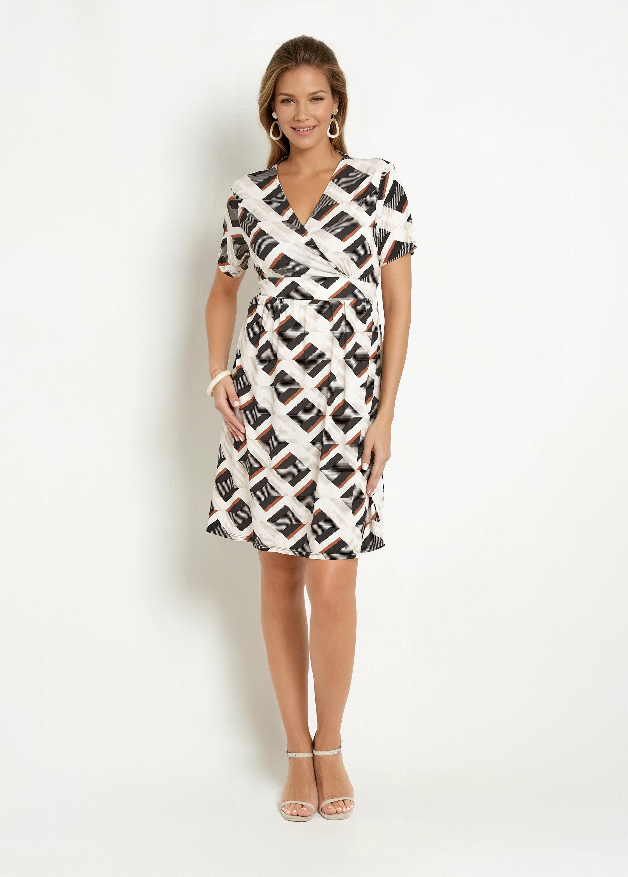 Vestido_cruzado_con_estampado_geométrico_Beige_y_negro_FA1_slim