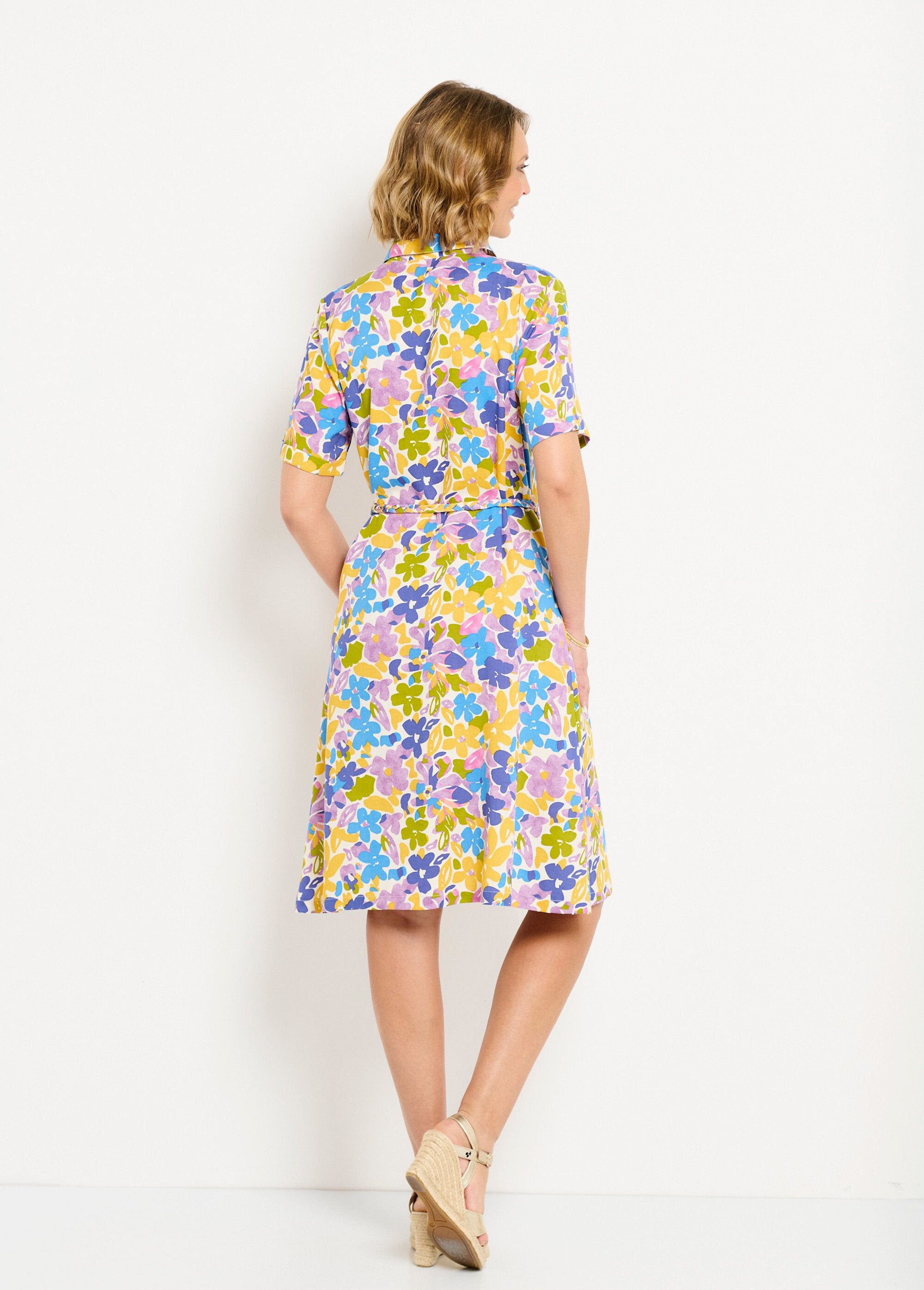 Vestido_camisero_corto_recto_con_estampado_floral_Multicolor_DO1_slim