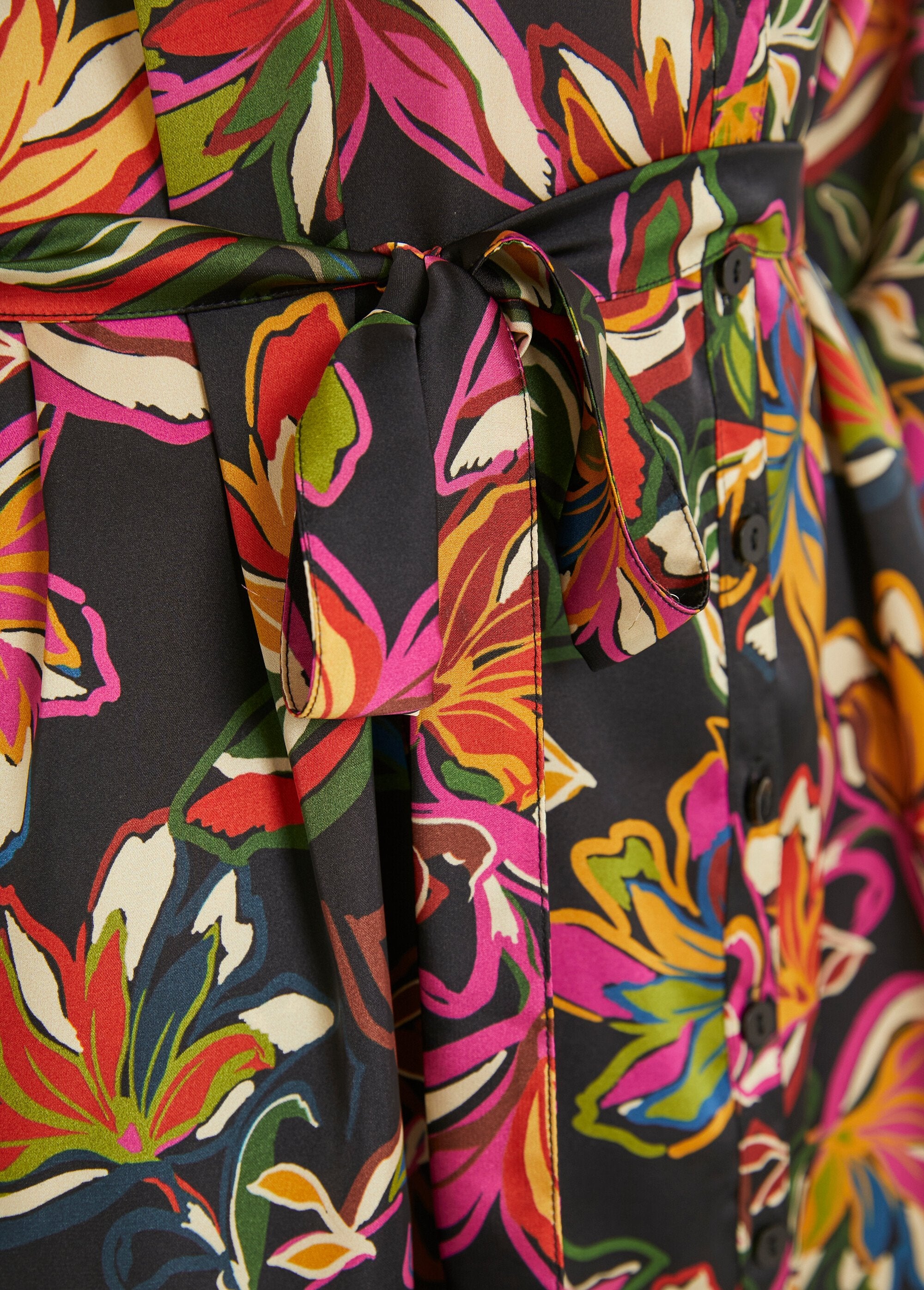 Vestido_corto_con_blusa_de_satén_floral_de_manga_larga_Negro_y_rosa_DE3_slim