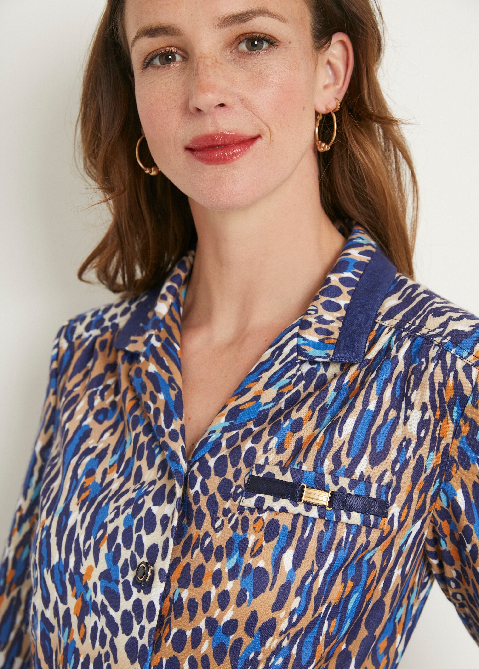 Vestido_blusón_midi_con_estampado_de_leopardo_Azul_marino_y_camello_DE1_slim