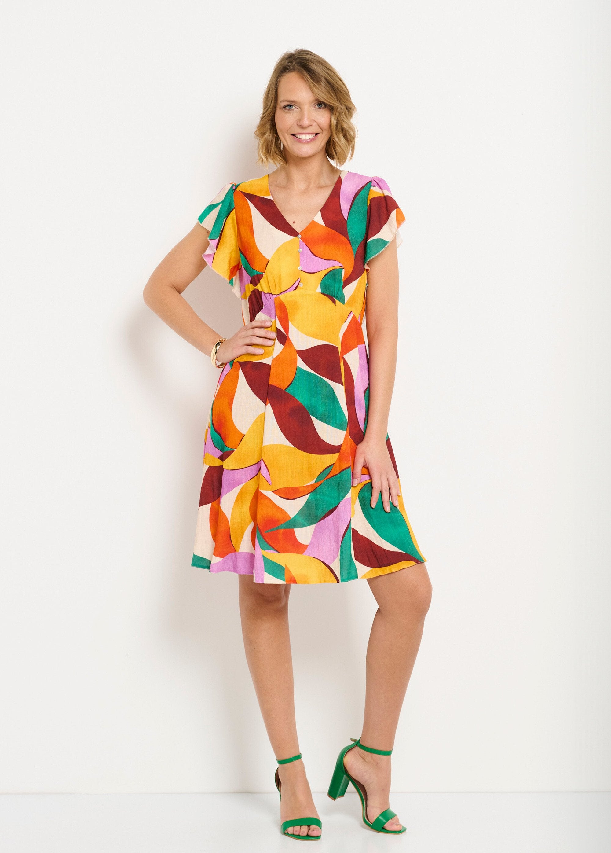 Vestido_corto_efecto_lino_con_estampado_floral_y_cuello_de_pico_naranja_y_verde_FA1_slim