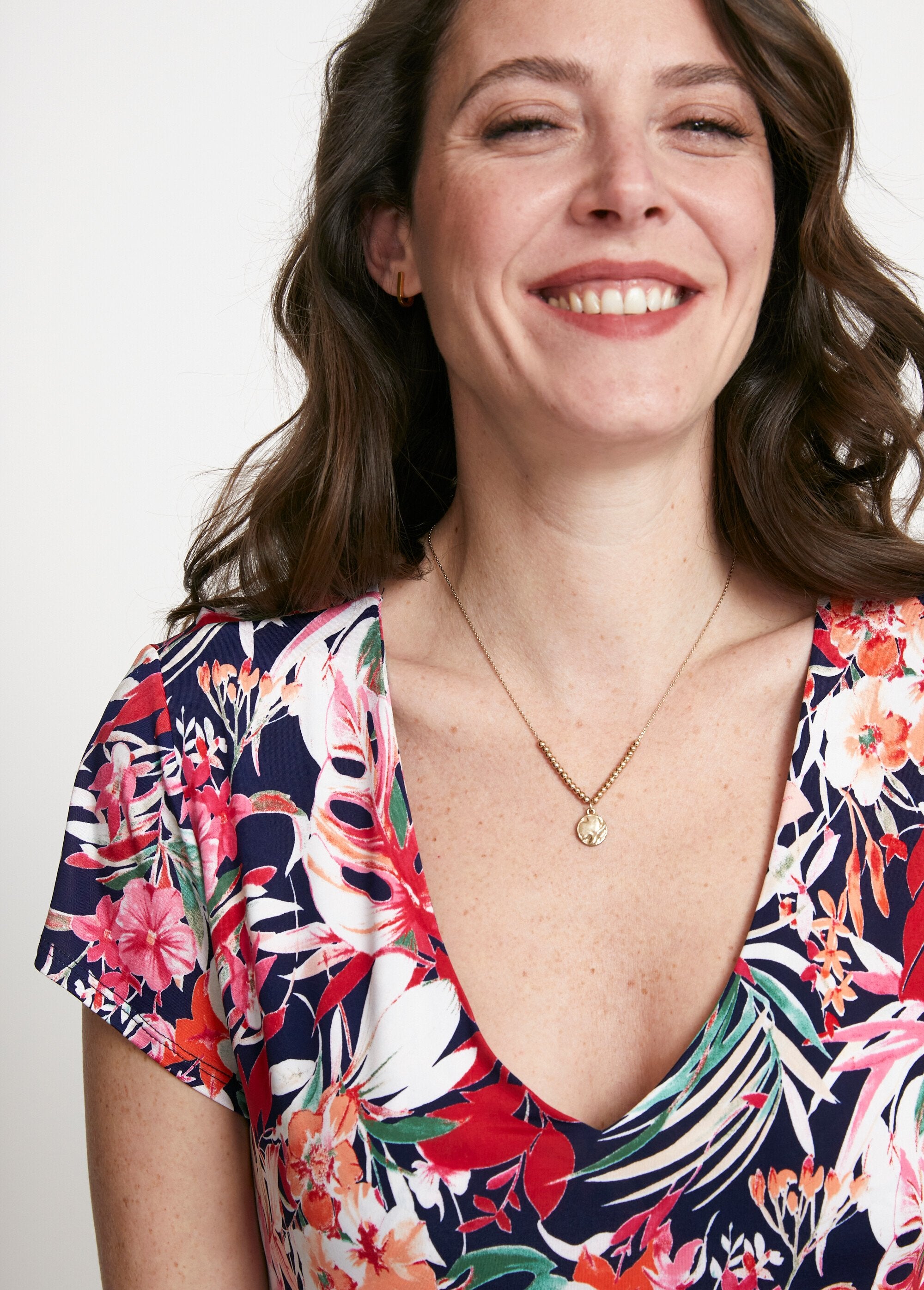 Vestido_midi_acampanado_con_cuello_en_V_Estampado_fucsia_DE1_slim