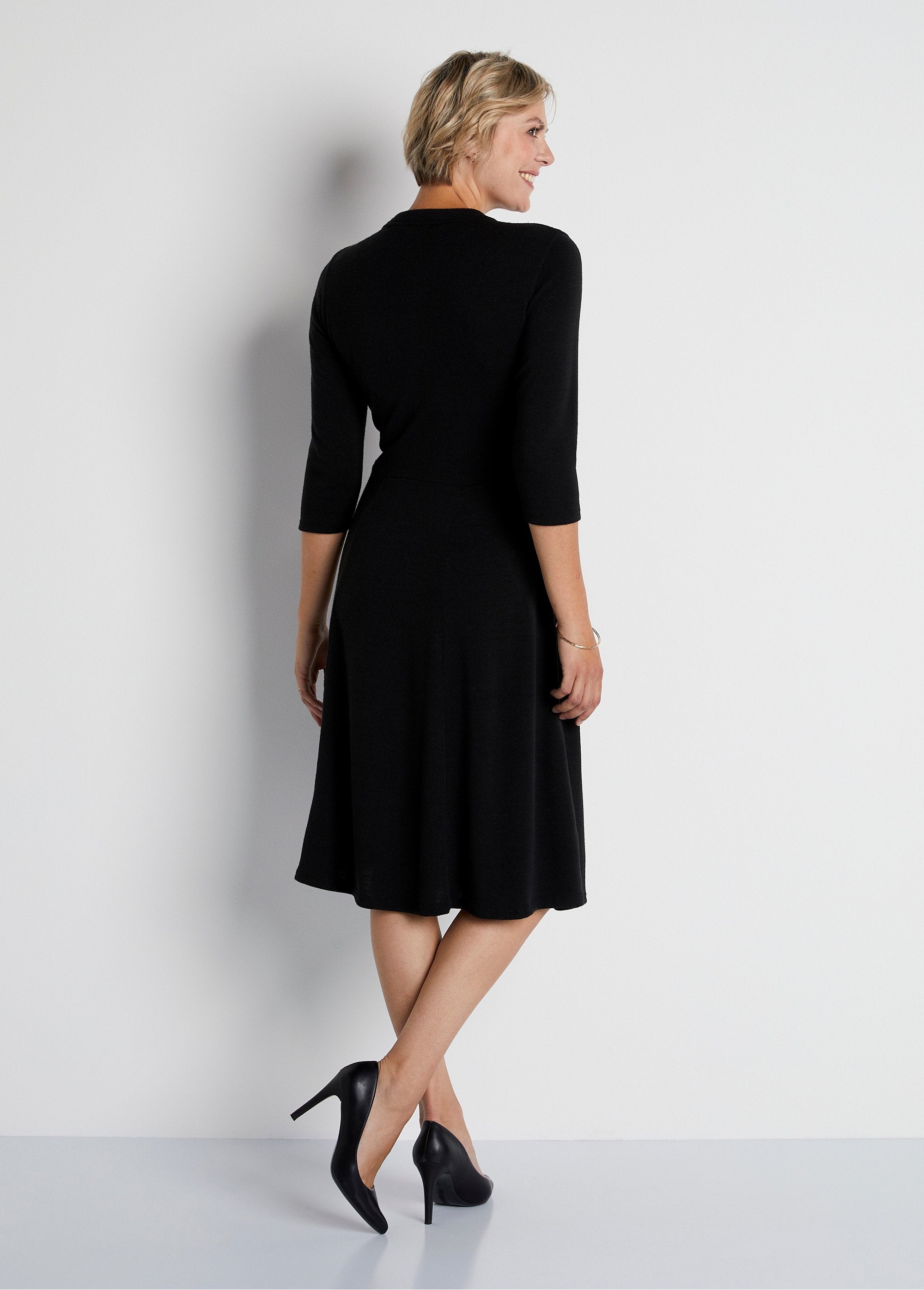 Vestido_corto_cruzado_con_mangas_3/4_Negro_DO1_slim