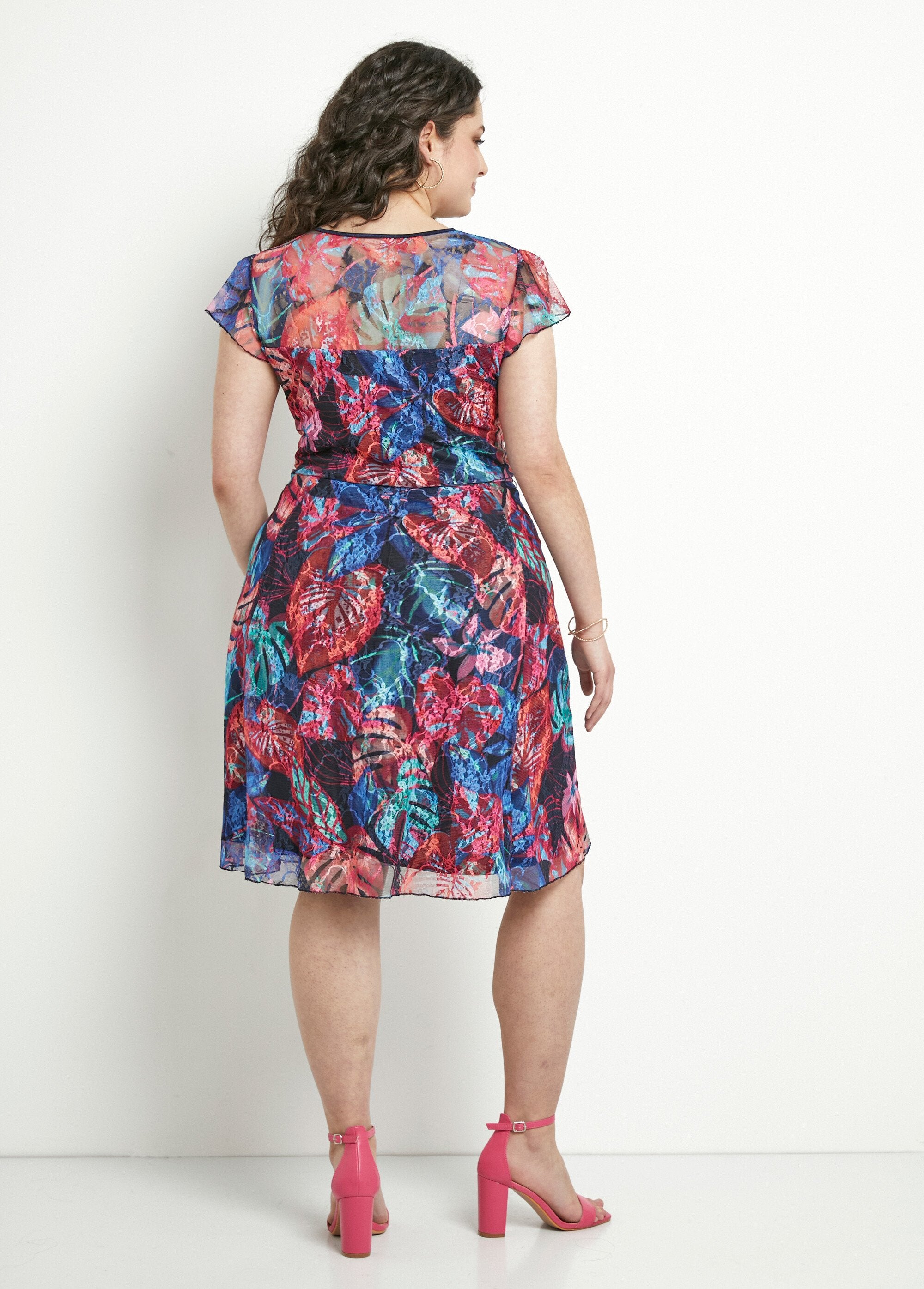 Vestido_corto_de_escote_en_V_con_encaje_estampado_Multicolor_DO1_curvy