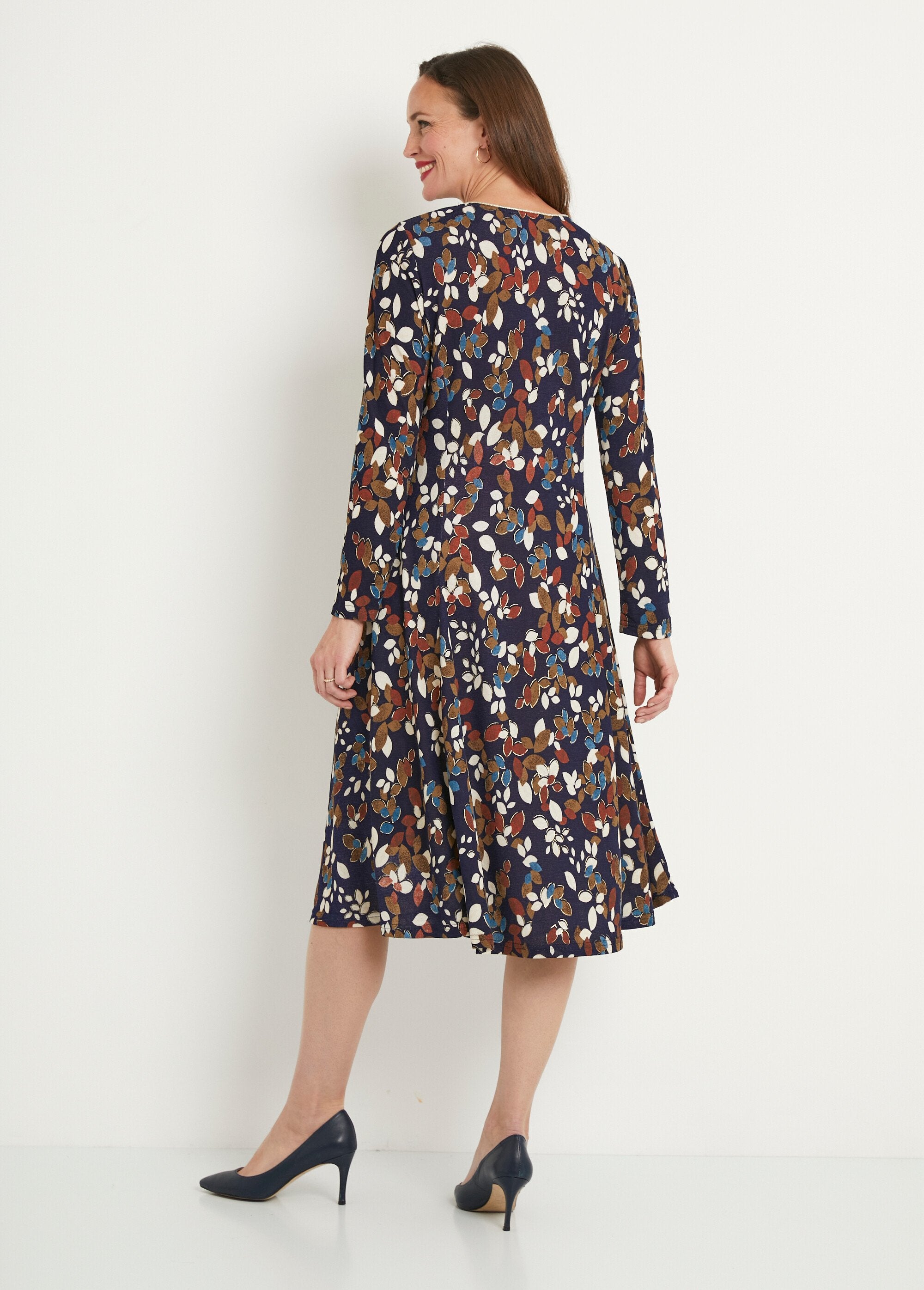 Vestido_corto_acampanado_en_cálidas_sábanas_de_punto_Azul_y_crudo_DO1_slim