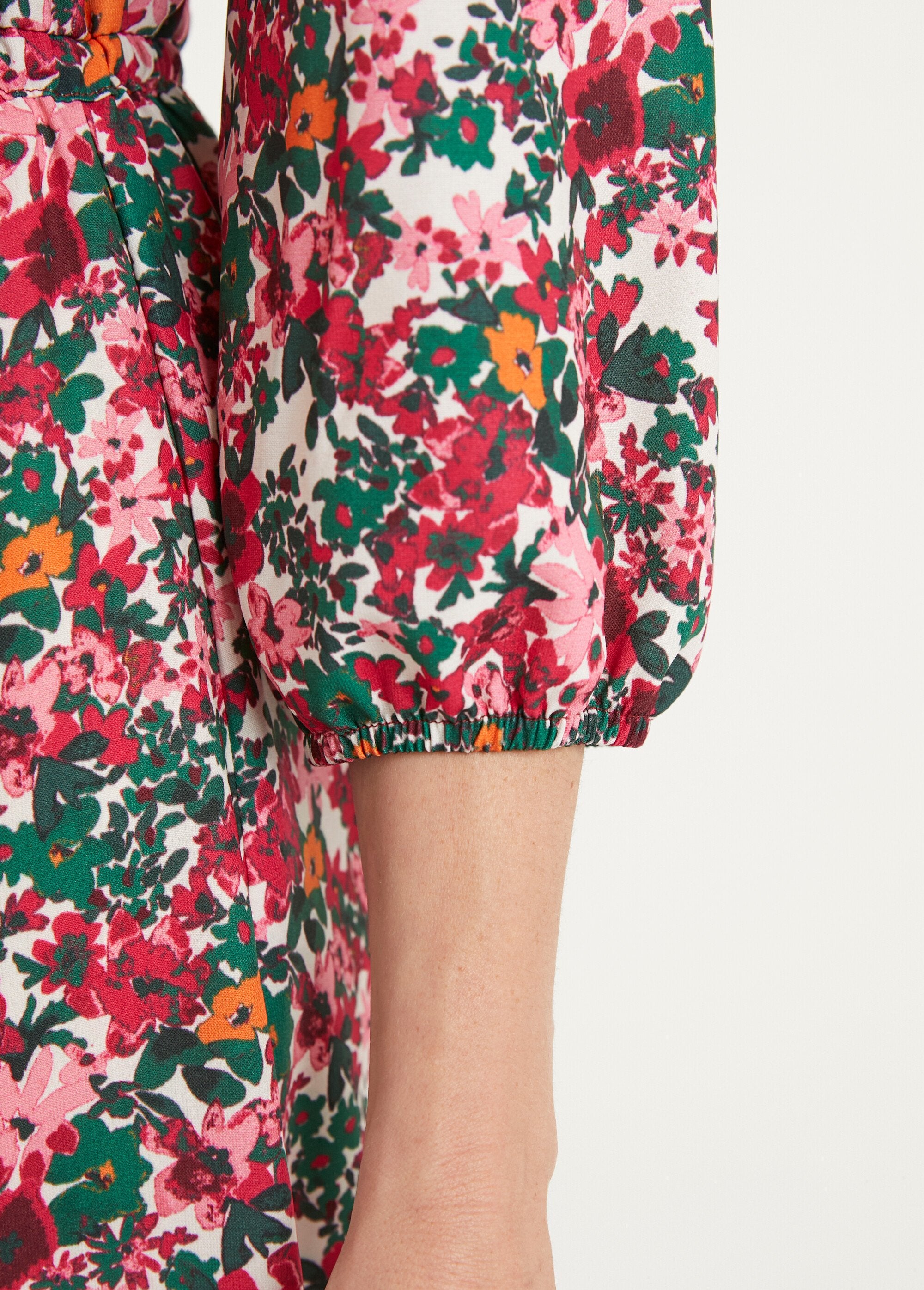 Vestido_corto_acampanado_floral_abotonado_con_cuello_en_V_rosa_y_verde_DE4_slim