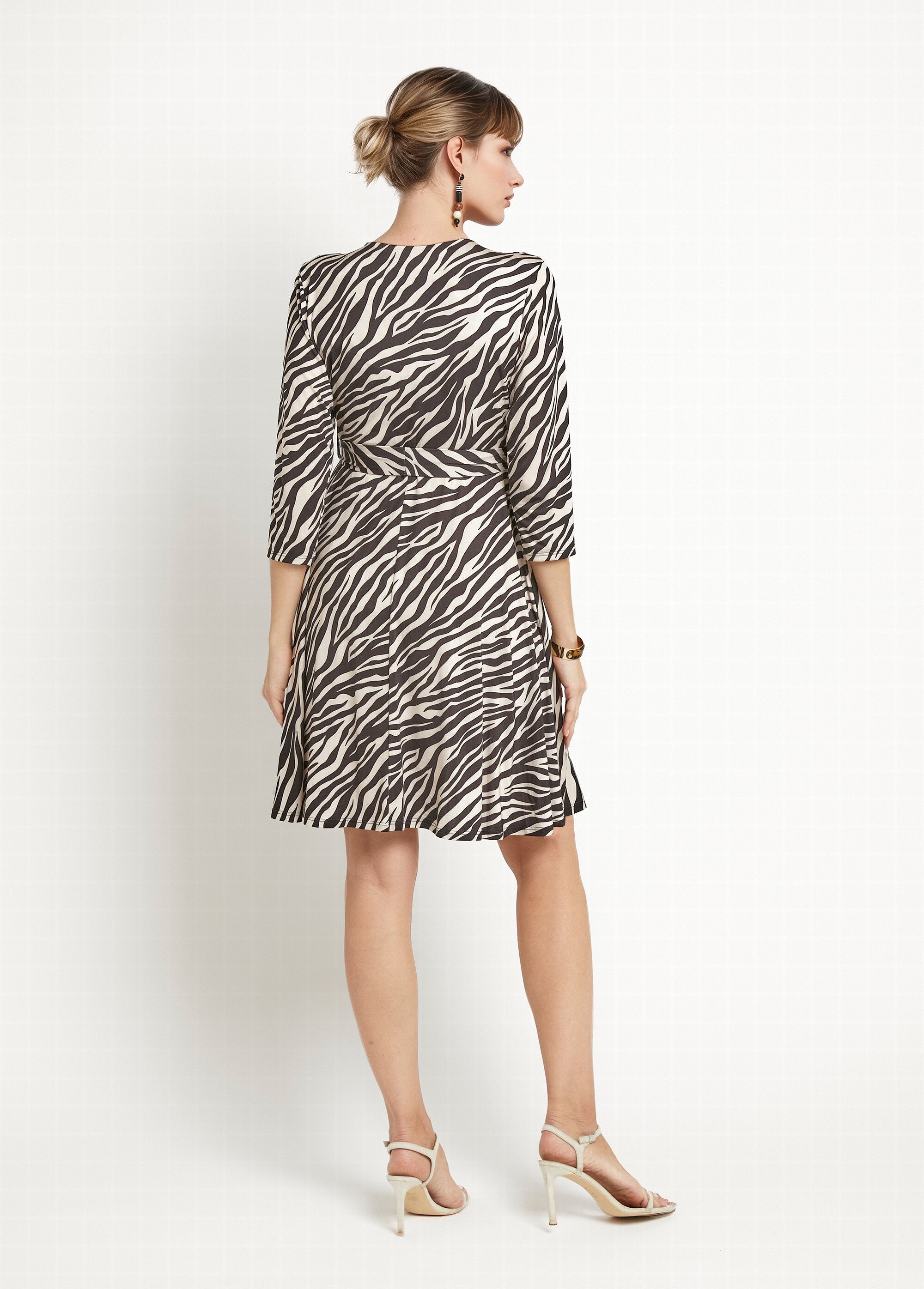 Vestido_corto_cruzado_elástico_con_estampado_de_cebra_Cebra_DO1_slim