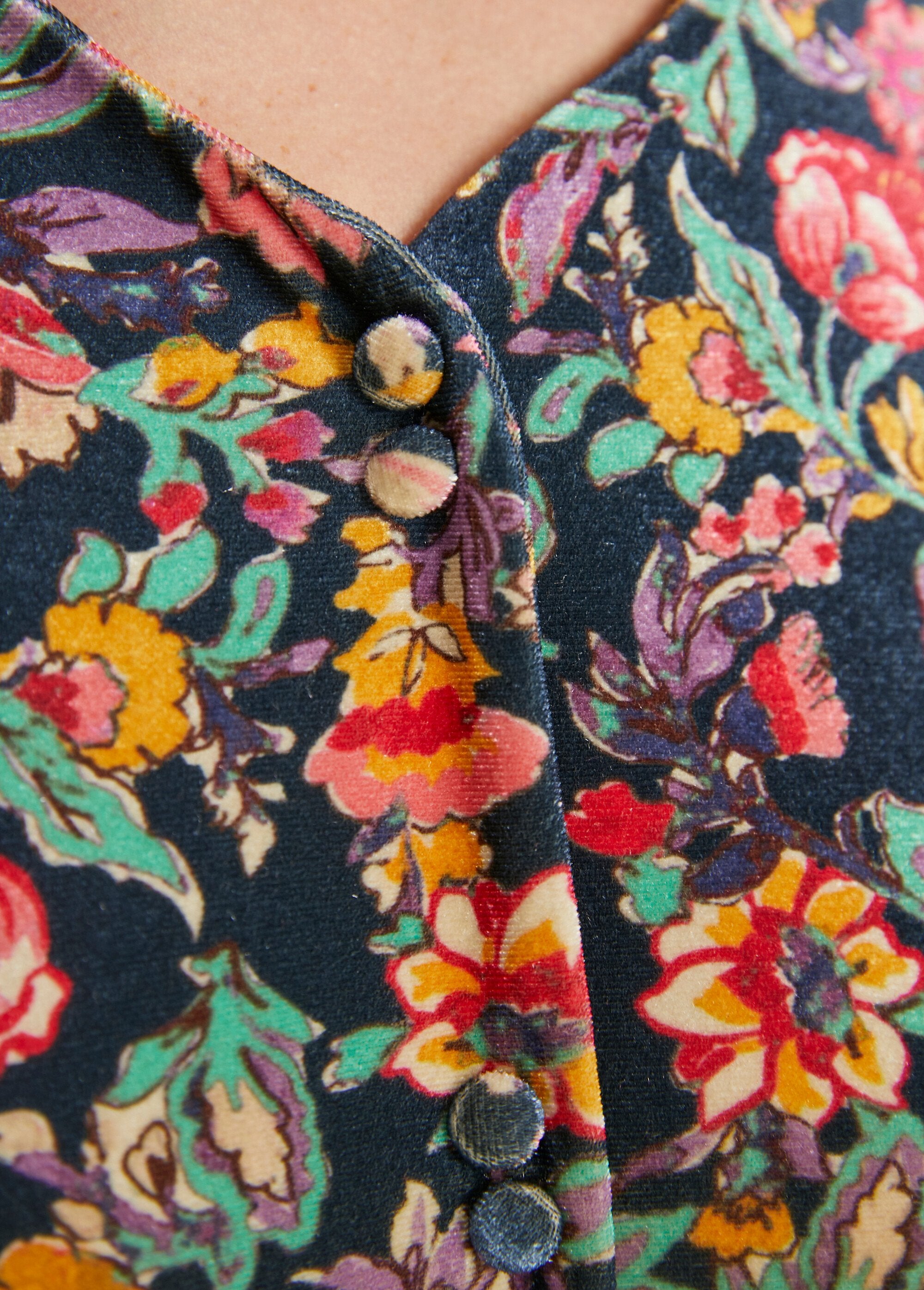 Vestido_corto_acampanado_de_terciopelo_floral_con_cuello_en_V_Azul_marino_y_rosa_DE2_slim