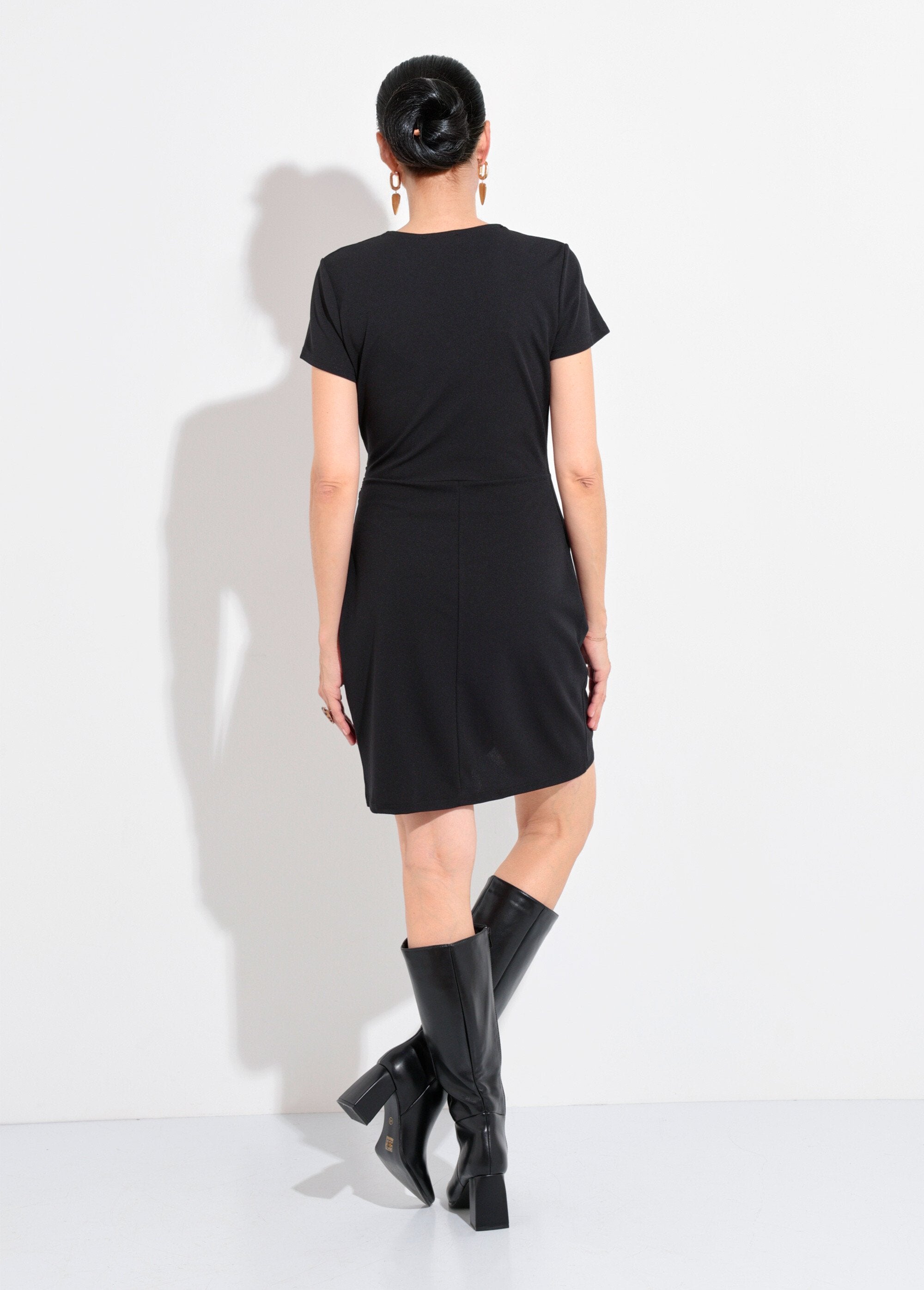 Vestido_drapeado_de_malla_de_crepé_con_detalle_de_joya_Negro_DO1_slim