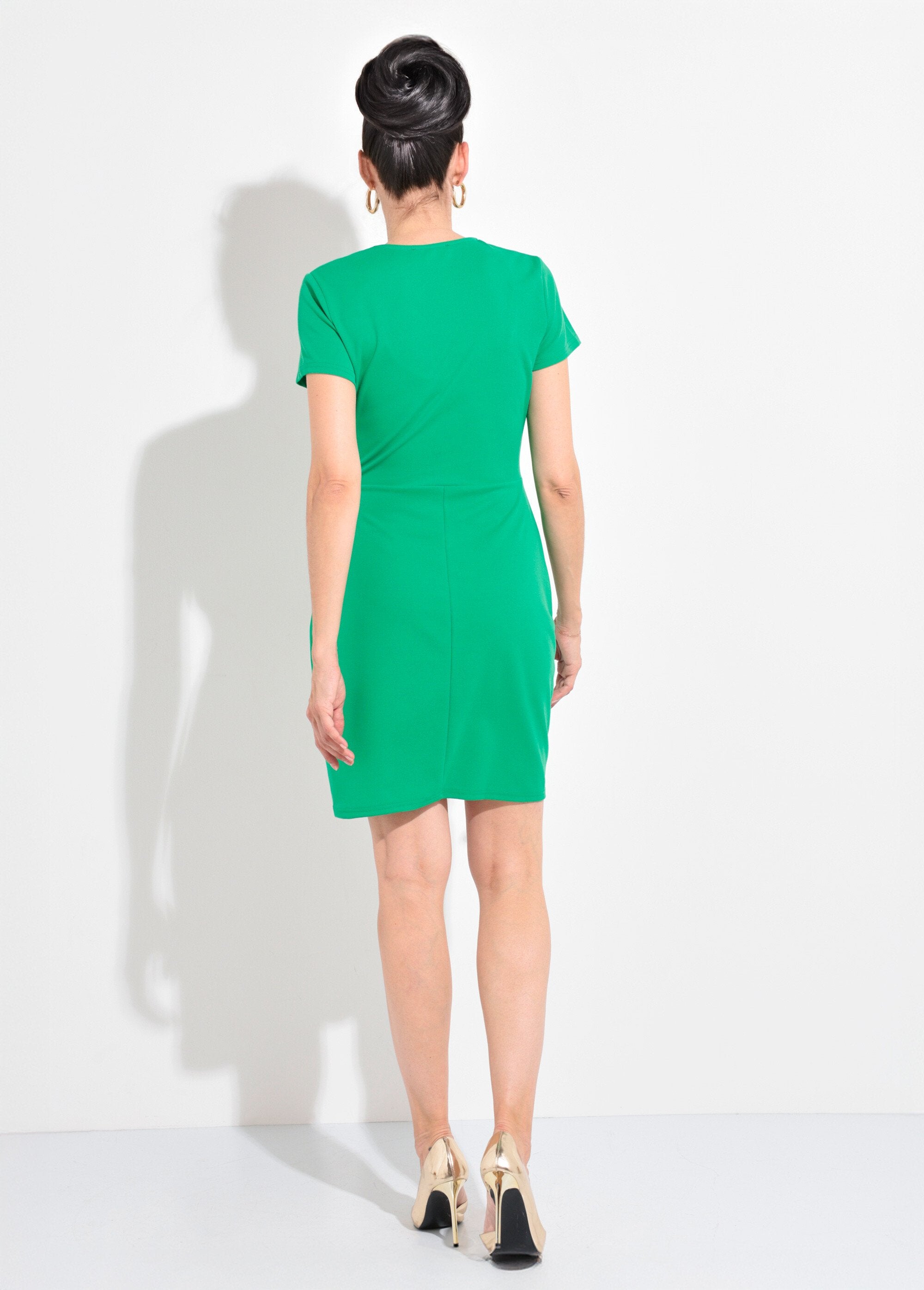 Vestido_drapeado_de_malla_de_crepé_con_detalle_de_joya_verde_brillante_DO1_slim