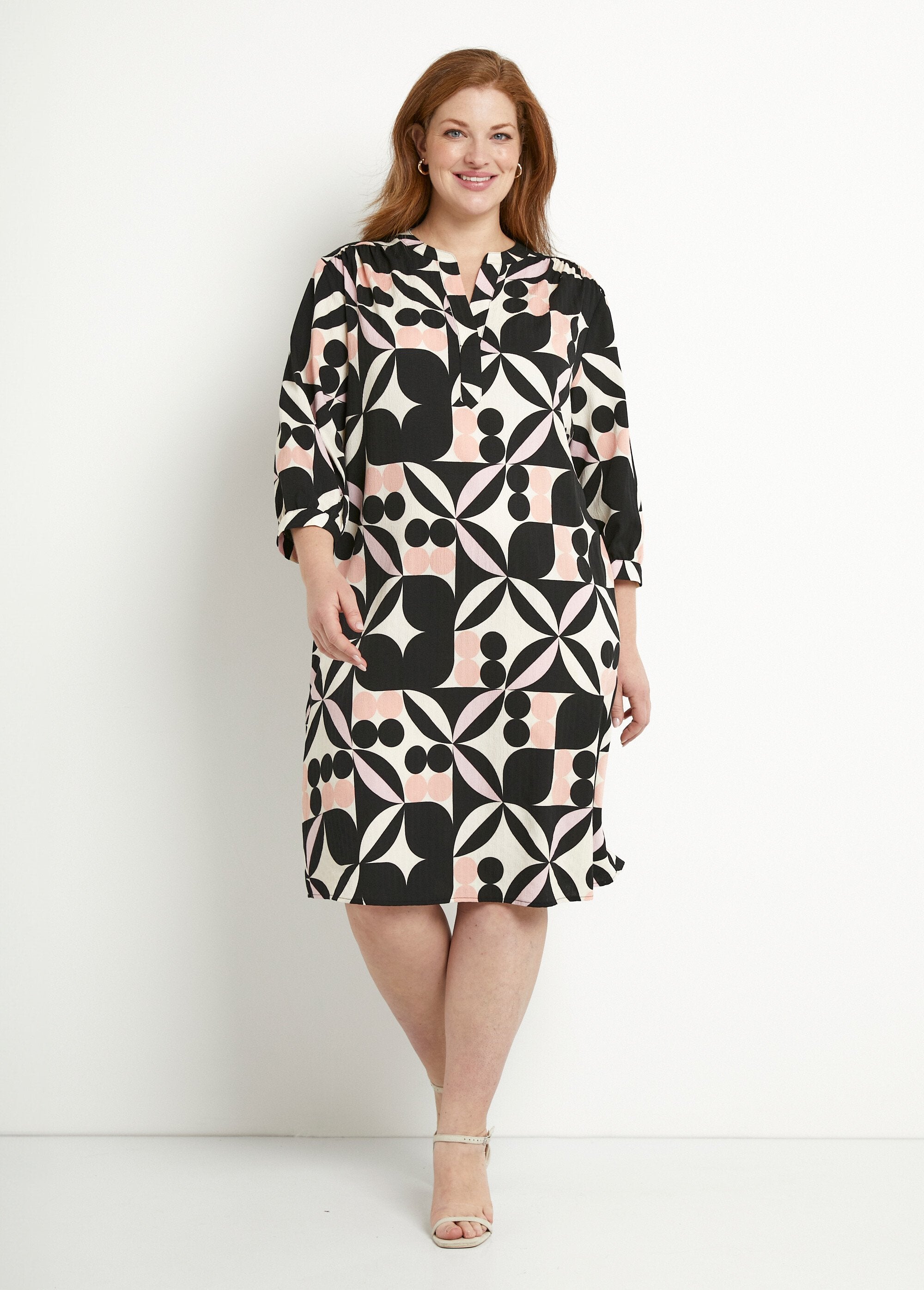 Vestido_corto_recto_con_manga_3/4_y_estampado_gráfico._Negro_y_rosa_FA1_curvy