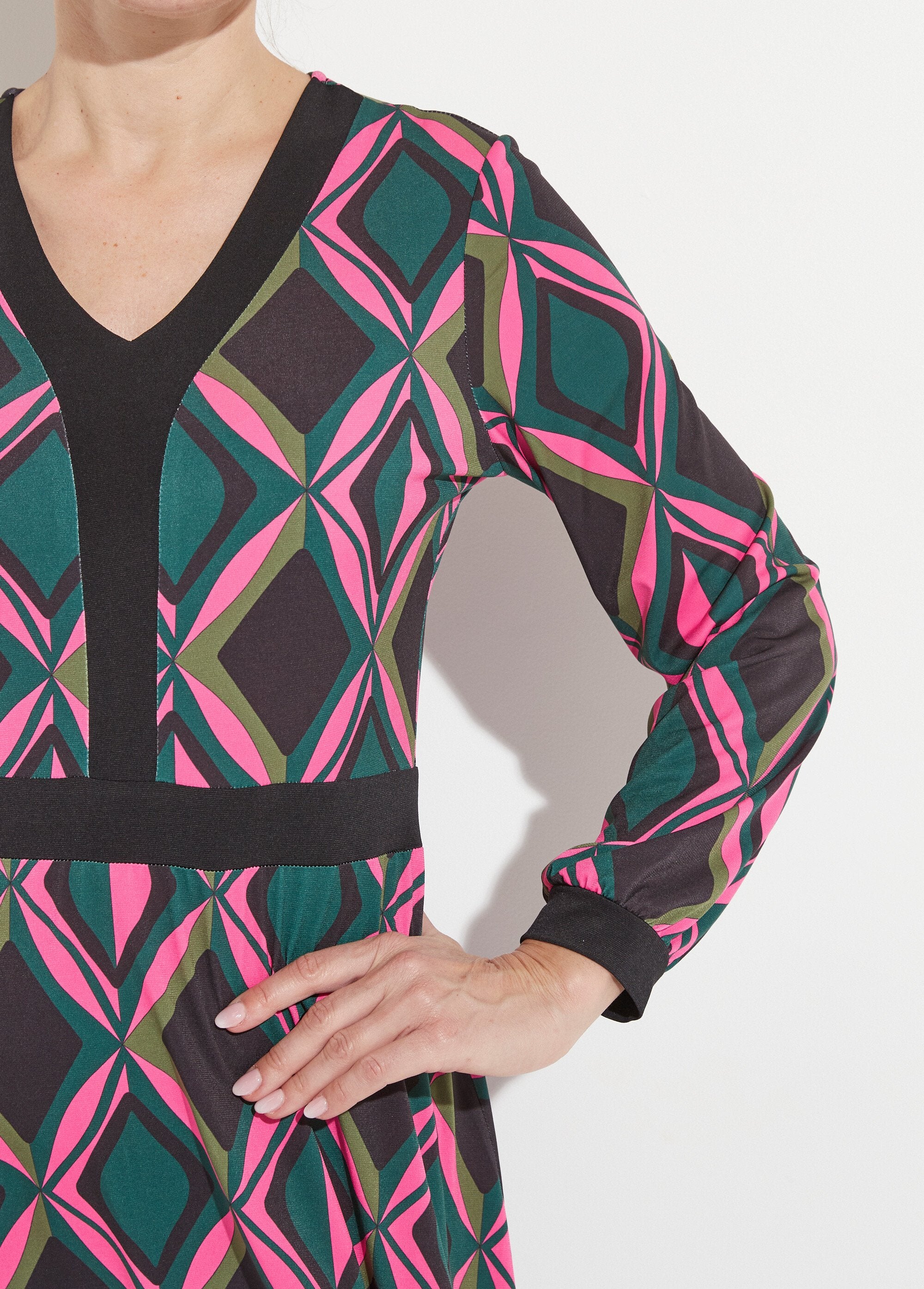 Vestido_corto_gráfico_acampanado_con_escote_en_V_rosa_y_verde_DE1_slim