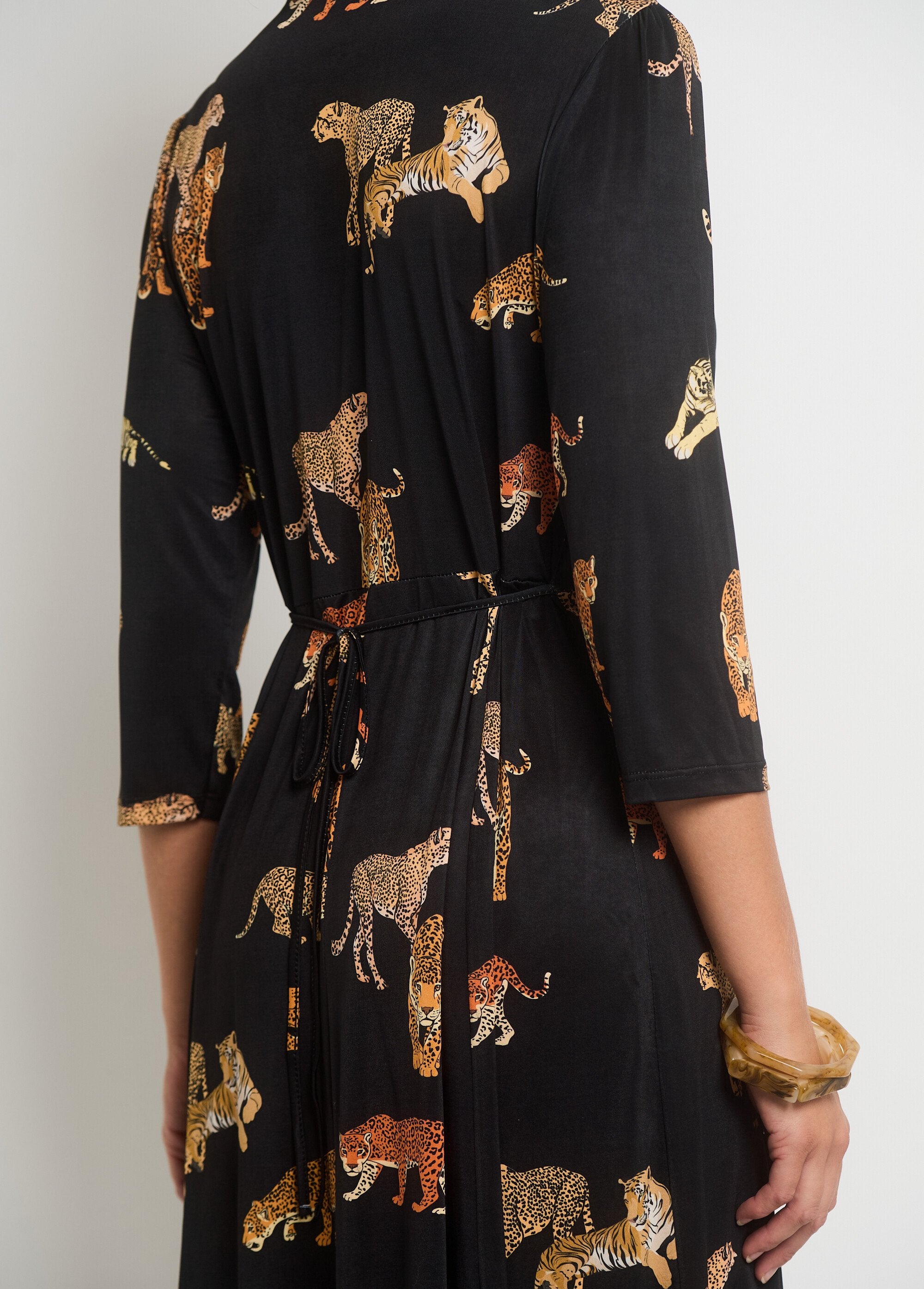 Vestido_fluido_con_cuello_de_pico_y_estampado_animal_Estampados_negros_DE3_slim
