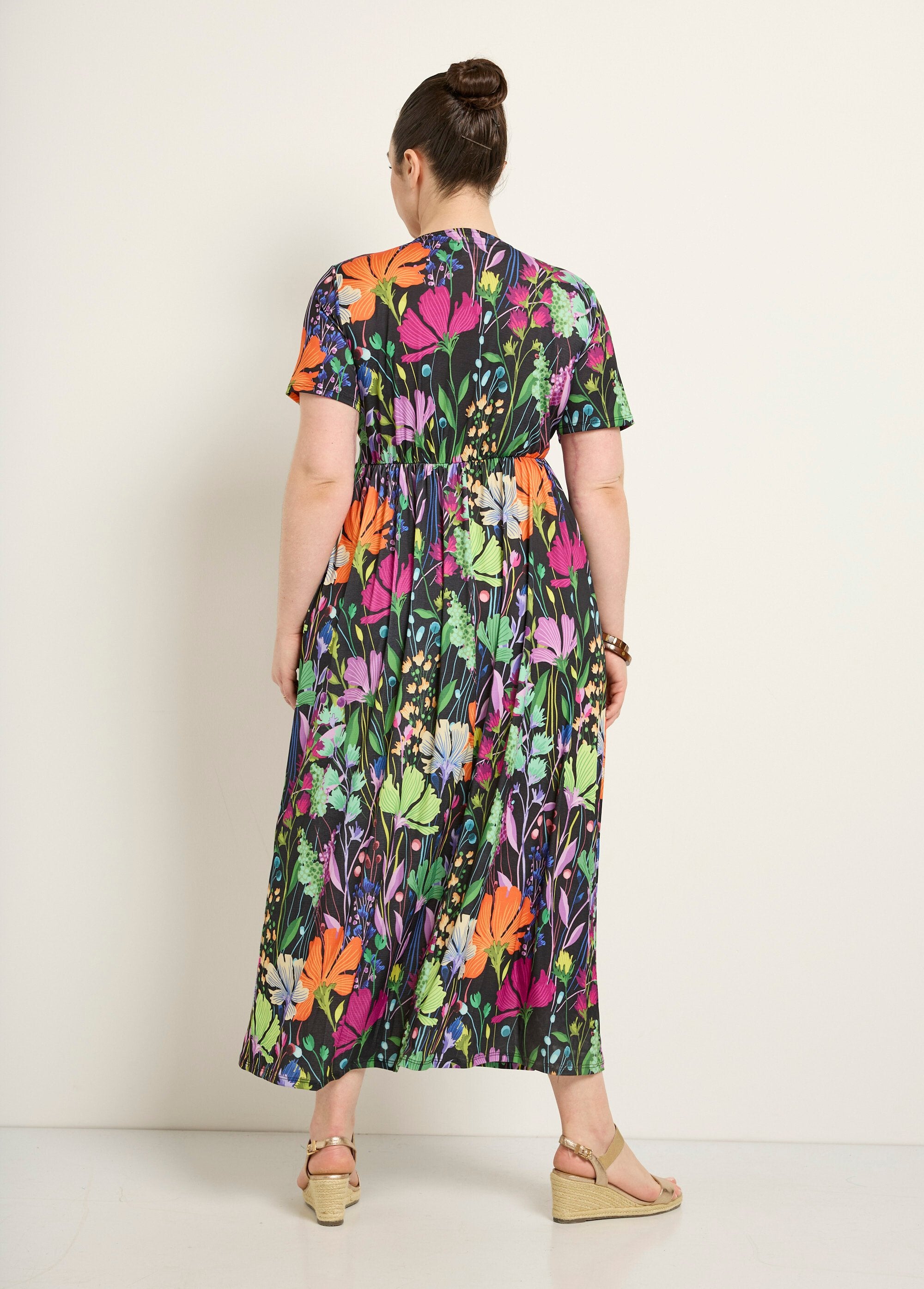 Vestido_largo_y_fluido_con_mangas_cortas_y_estampado_floral._Imprime_fondo_negro_DO1_curvy