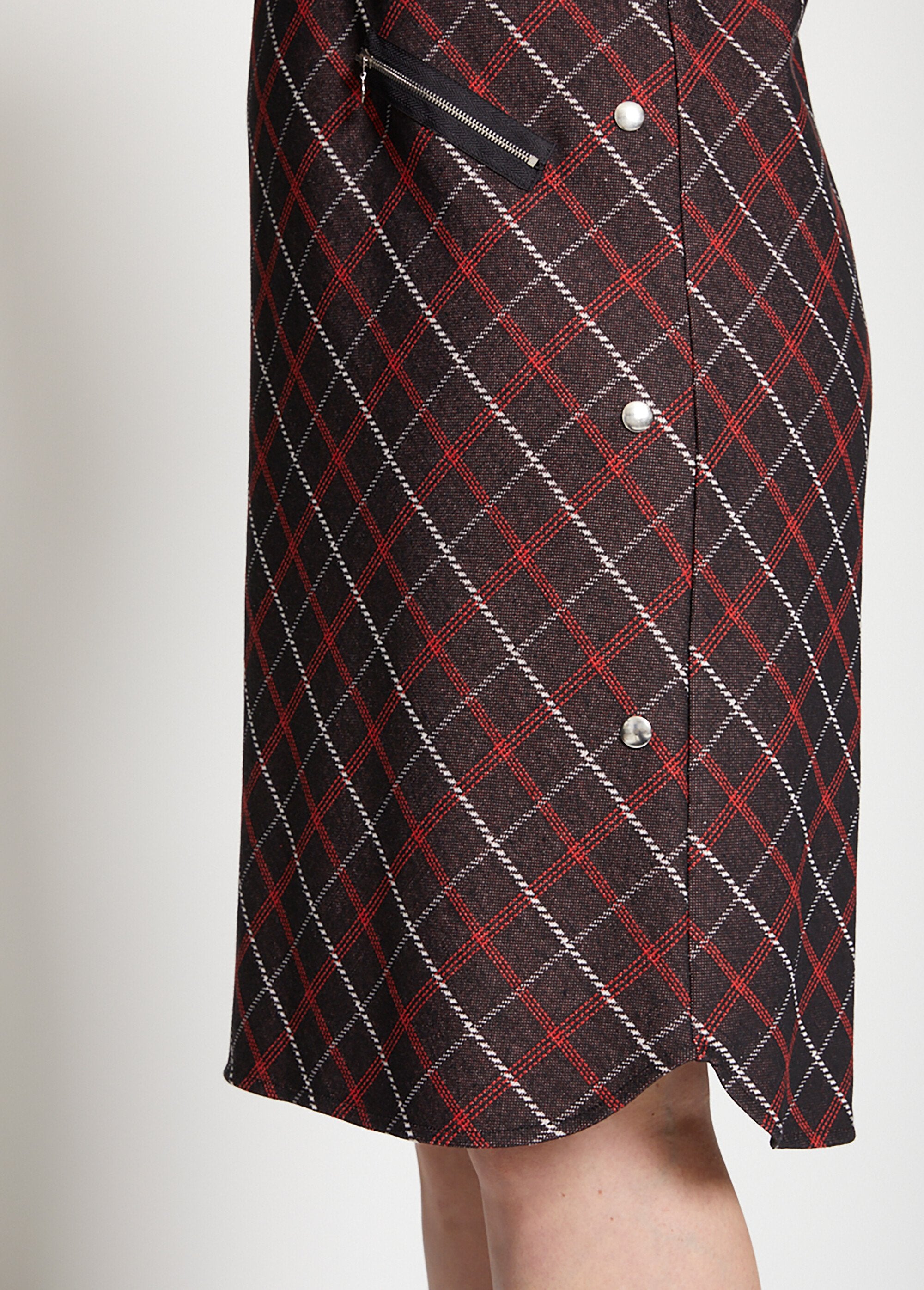 Vestido_de_punto_liso_o_jacquard_Negro_y_rojo_DE2_curvy