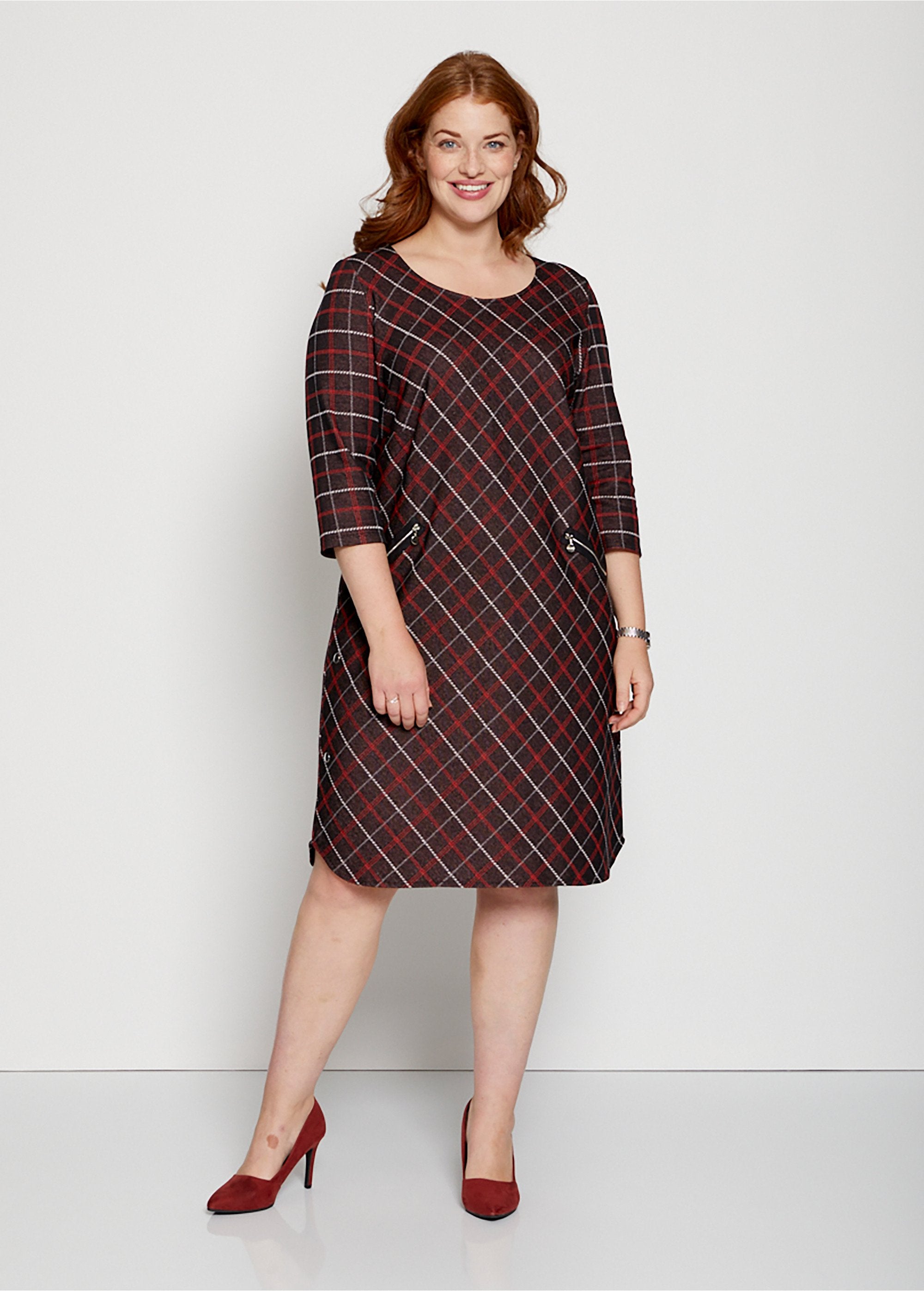 Vestido_de_punto_liso_o_jacquard_Negro_y_rojo_FA1_curvy