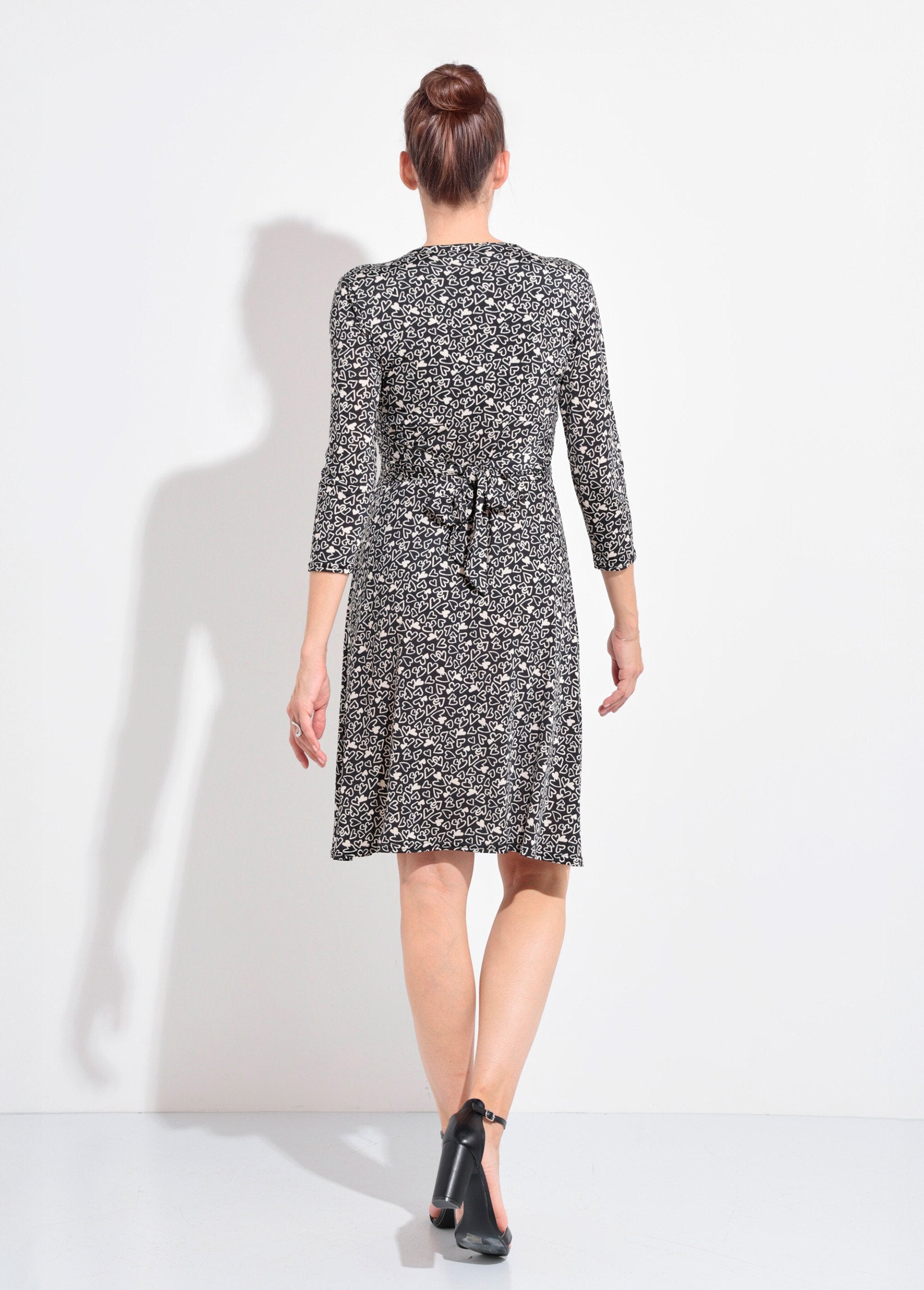 Vestido_de_manga_3/4_con_escote_en_pico_drapeado_y_estampado_de_corazones_En_blanco_y_negro_DO1_slim