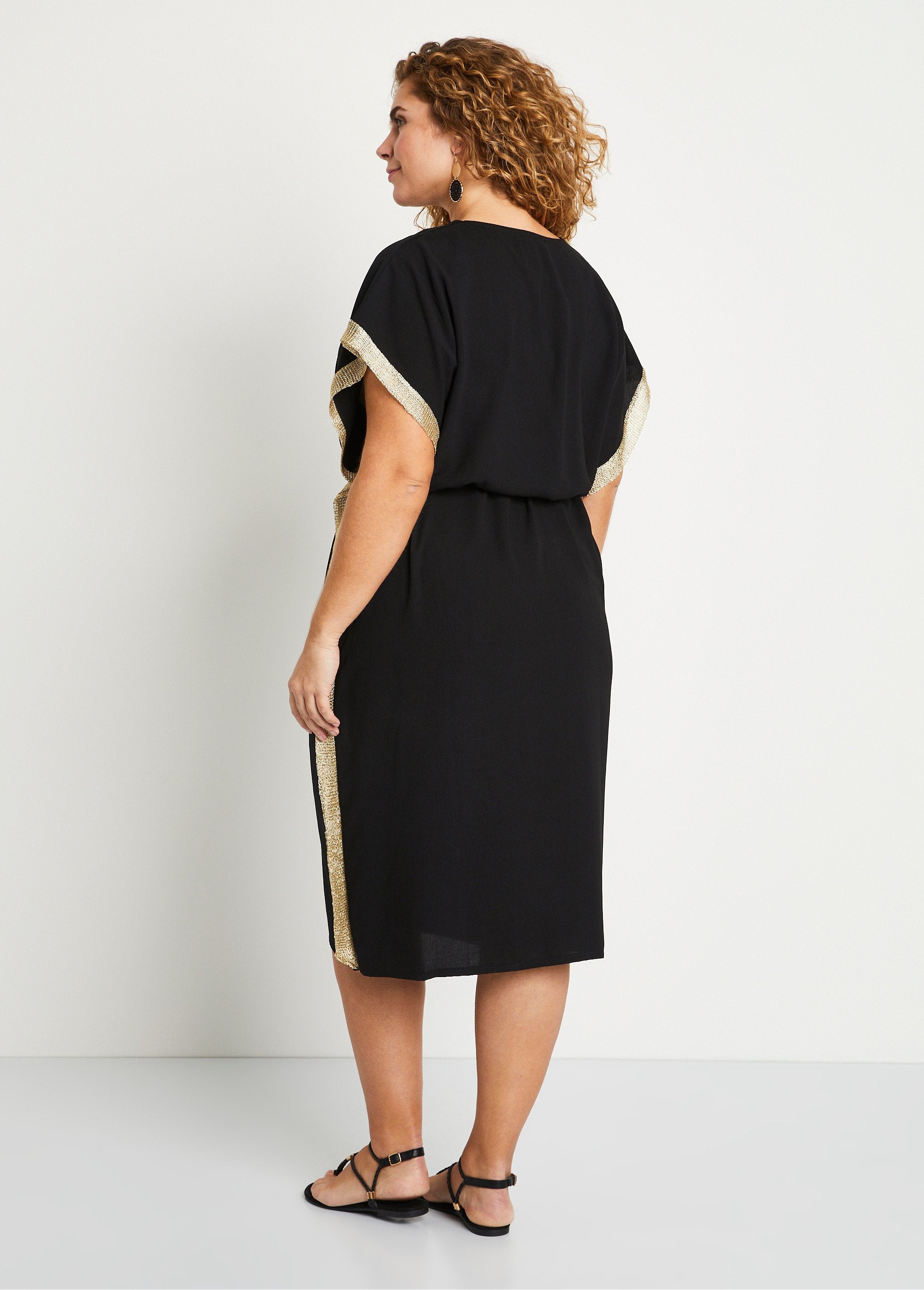 Vestido_midi_recto_con_escote_en_pico_y_ribetes_laterales_Negro_DO1_curvy