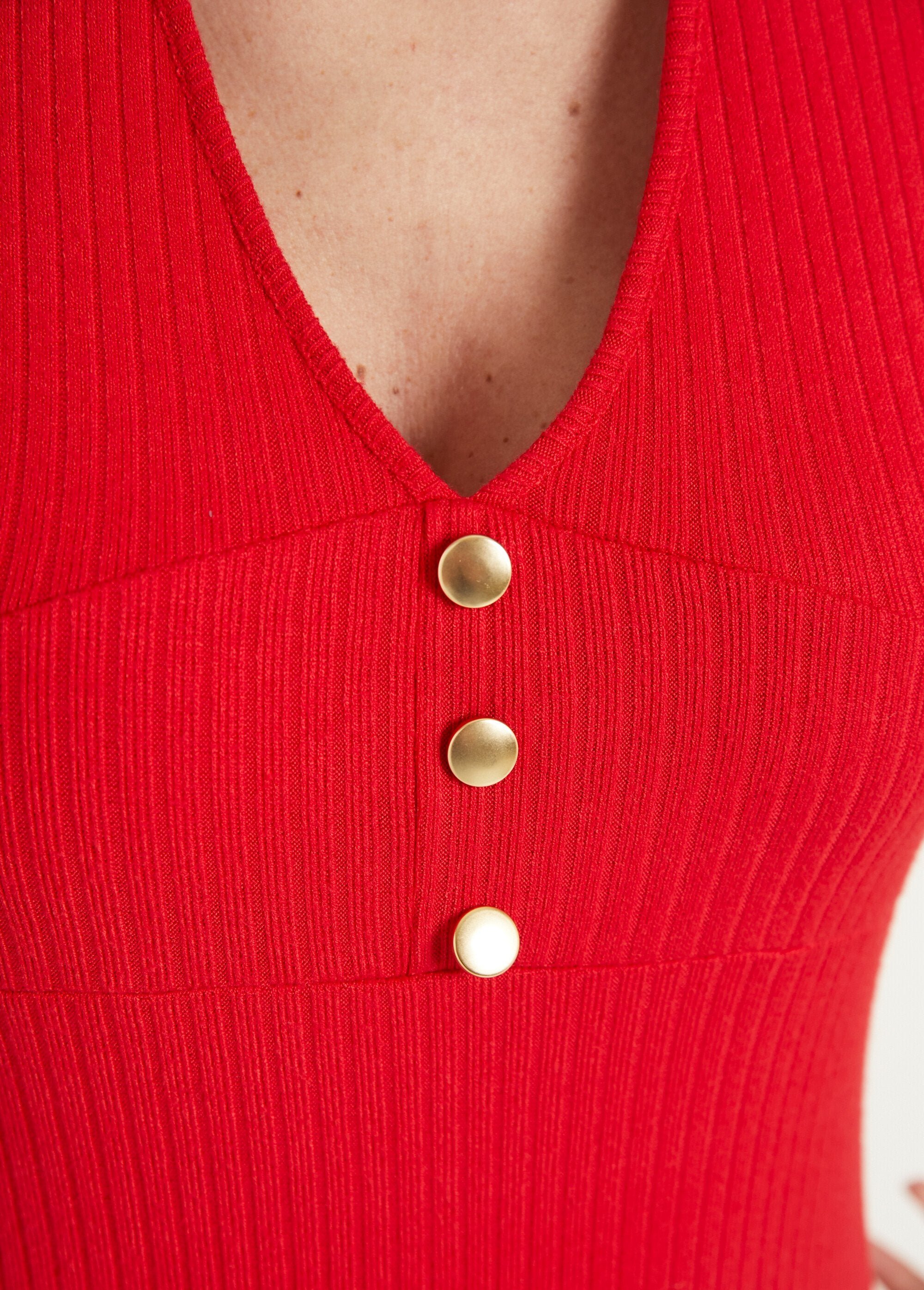 Vestido_corto_liso_de_punto_de_canalé_con_cuello_en_V_Rojo_DE2_slim