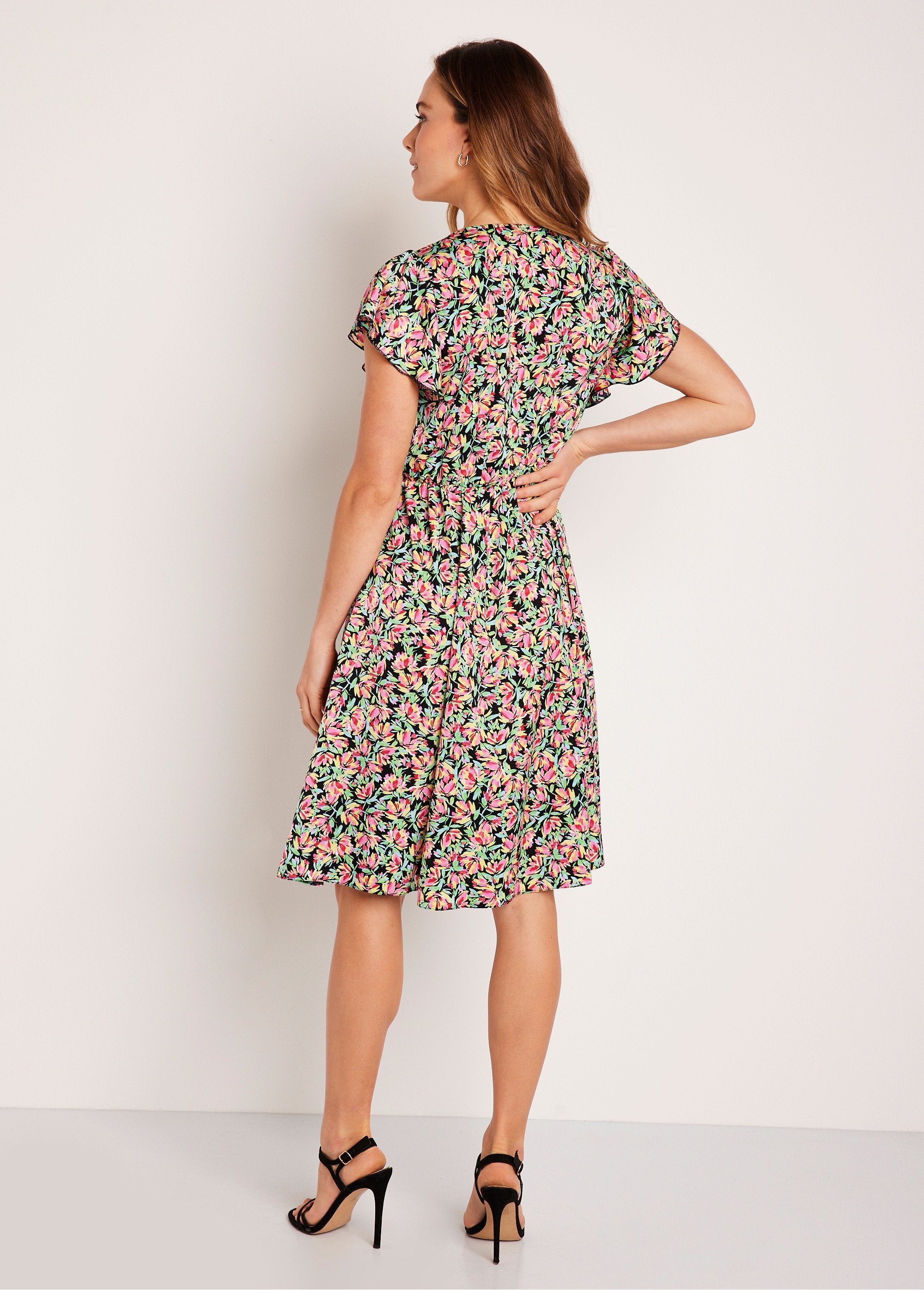 Vestido_corto_de_raso_floral_con_volantes_verde_y_rosa_DO1_slim
