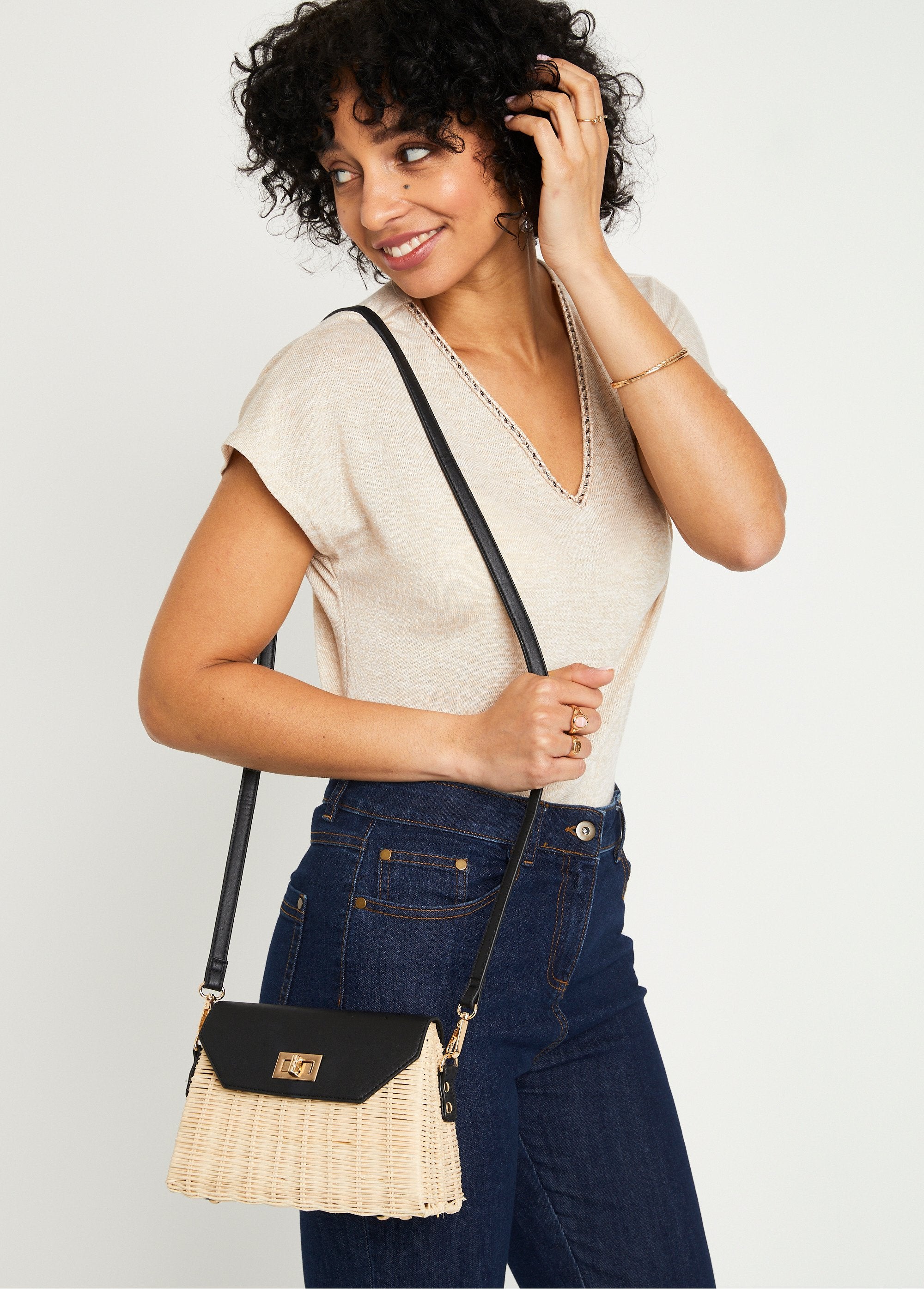 Bolso_bandolera_de_ratán_tejido_bicolor_Natural_y_negro_FA1_slim