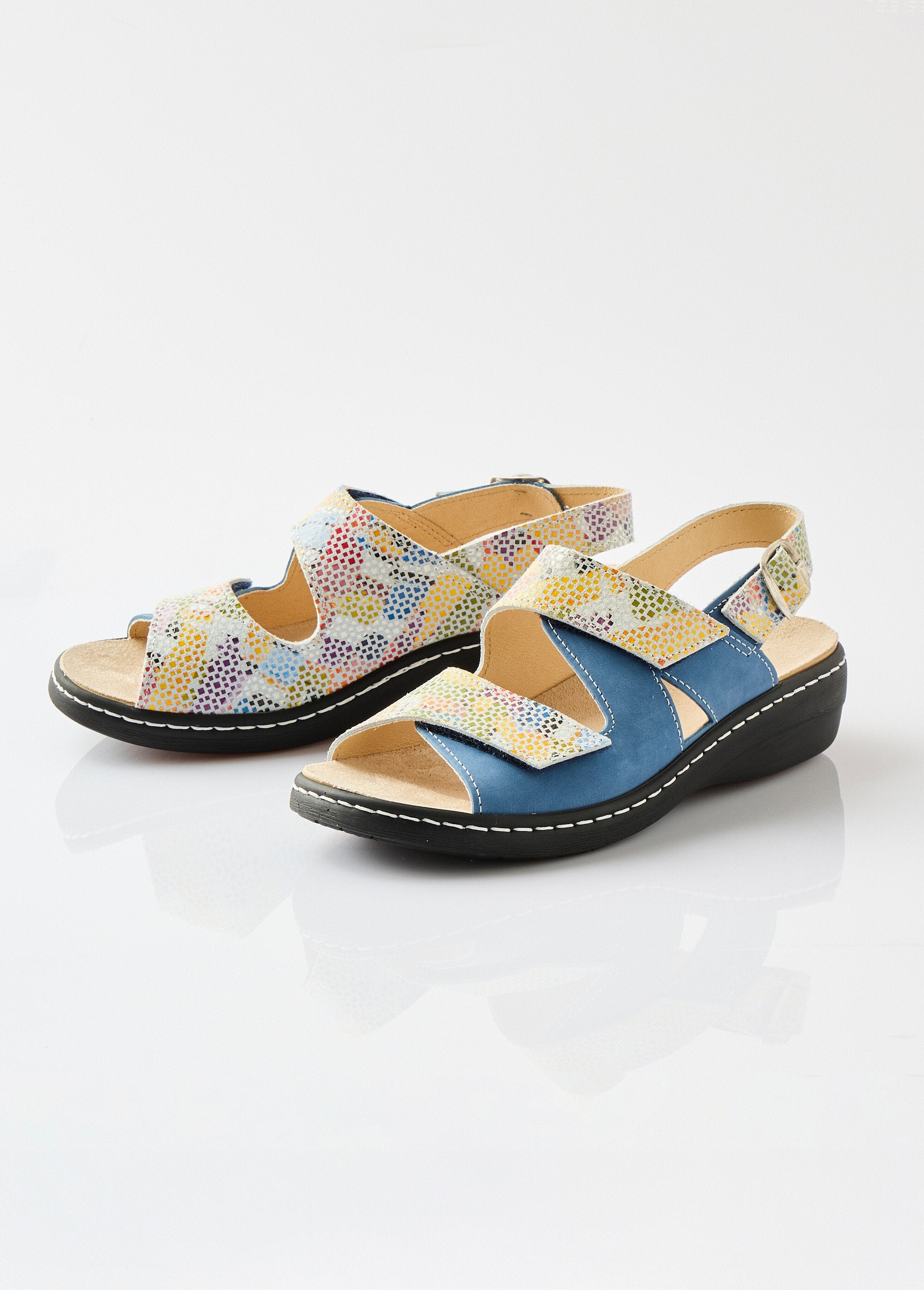 Sandalias_anchas_de_piel_Estampado_y_azul_DE1_slim