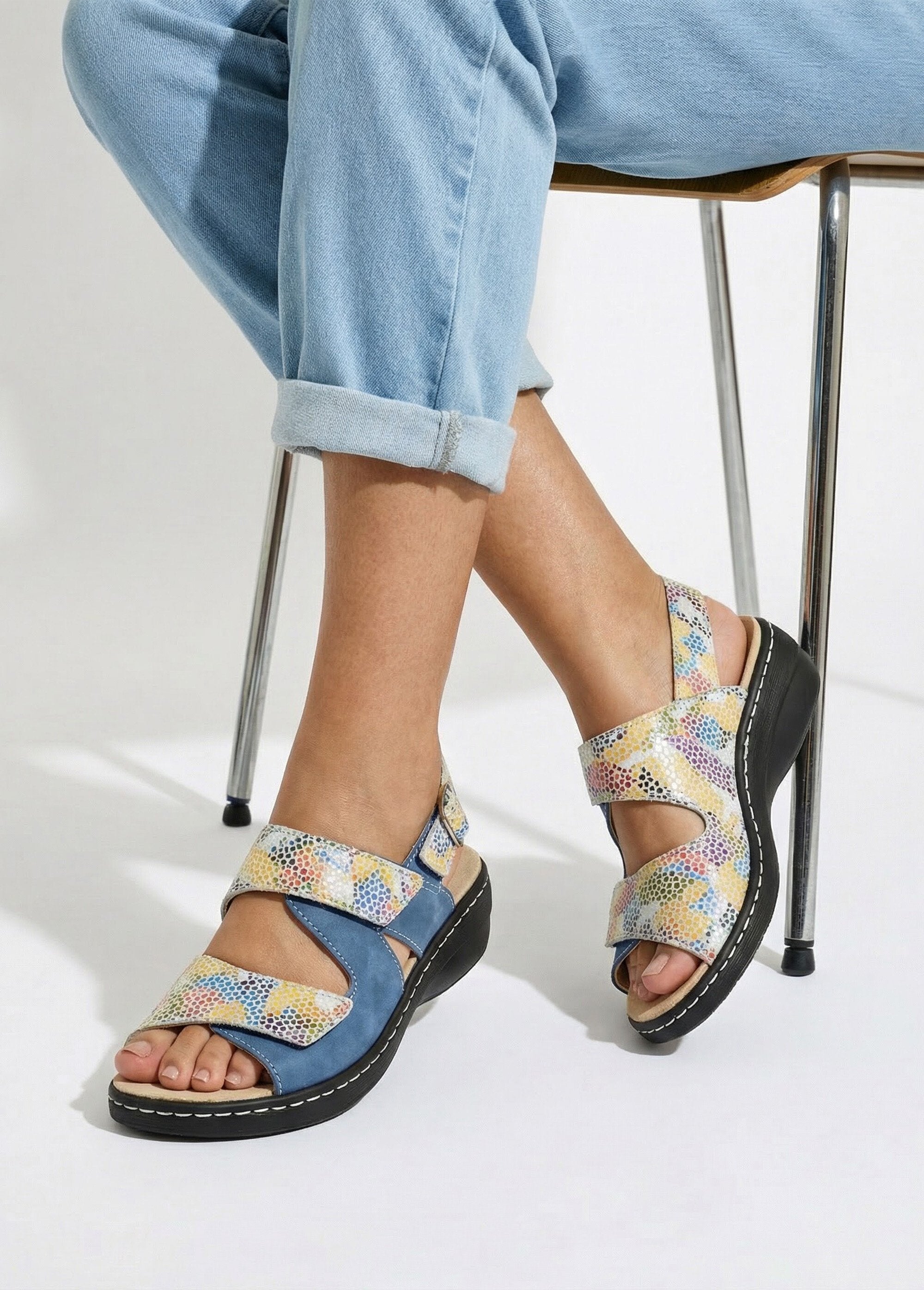 Sandalias_anchas_de_piel_Estampado_y_azul_SF1_slim