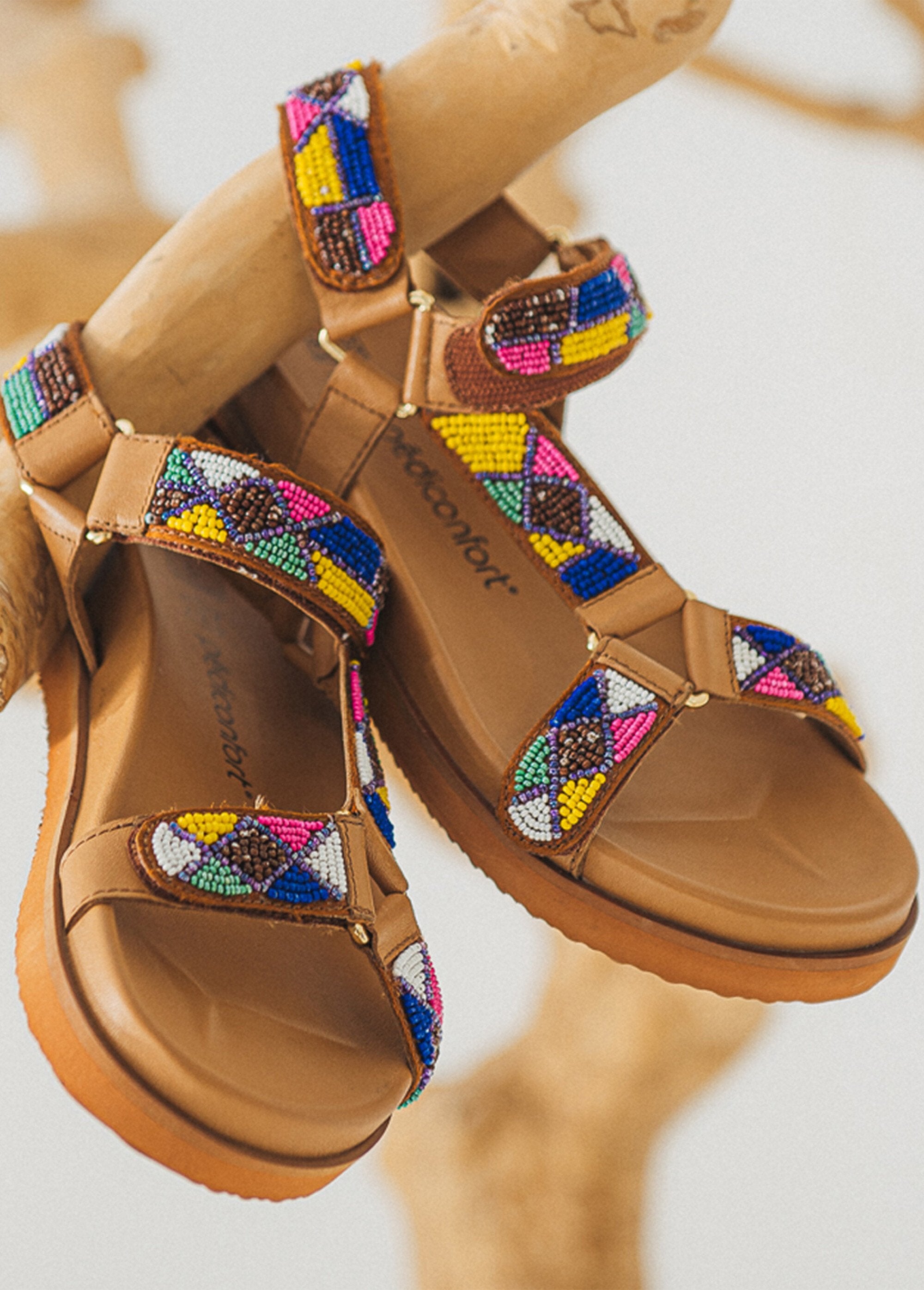 Sandalias_con_suela_ergonómica_y_tiras_de_perlas_Castaño_DE3_slim