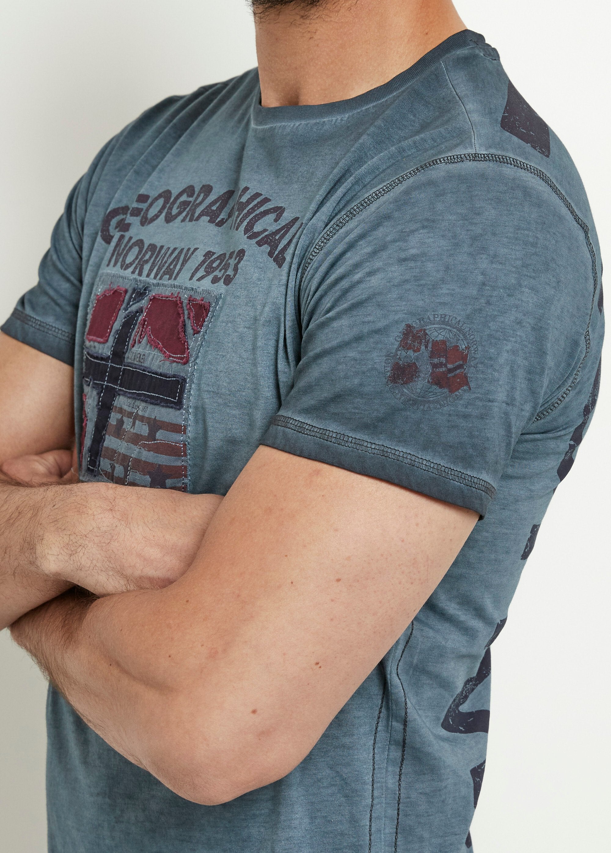 Camiseta_de_cuello_redondo_con_bandera_bordada_Marina_DE1_slim