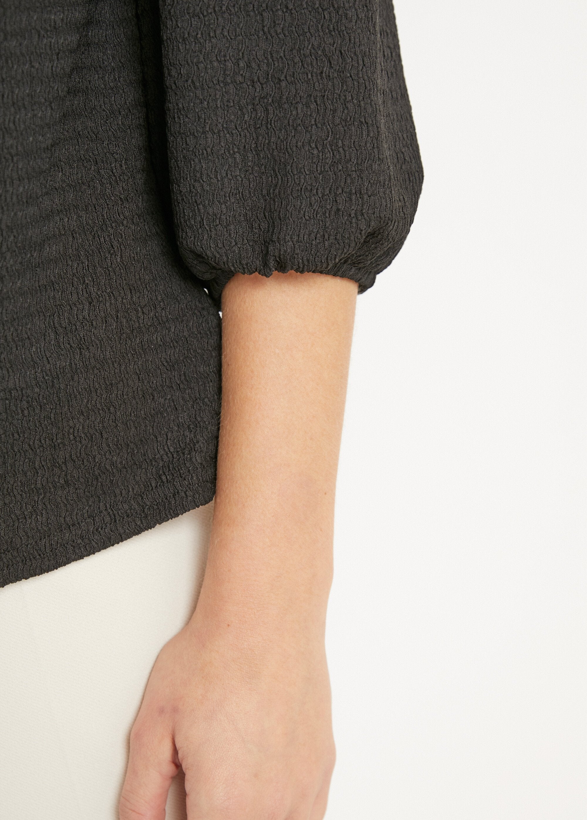 Camiseta_de_cuello_en_V_con_mangas_3/4_de_voile_Negro_DE3_slim