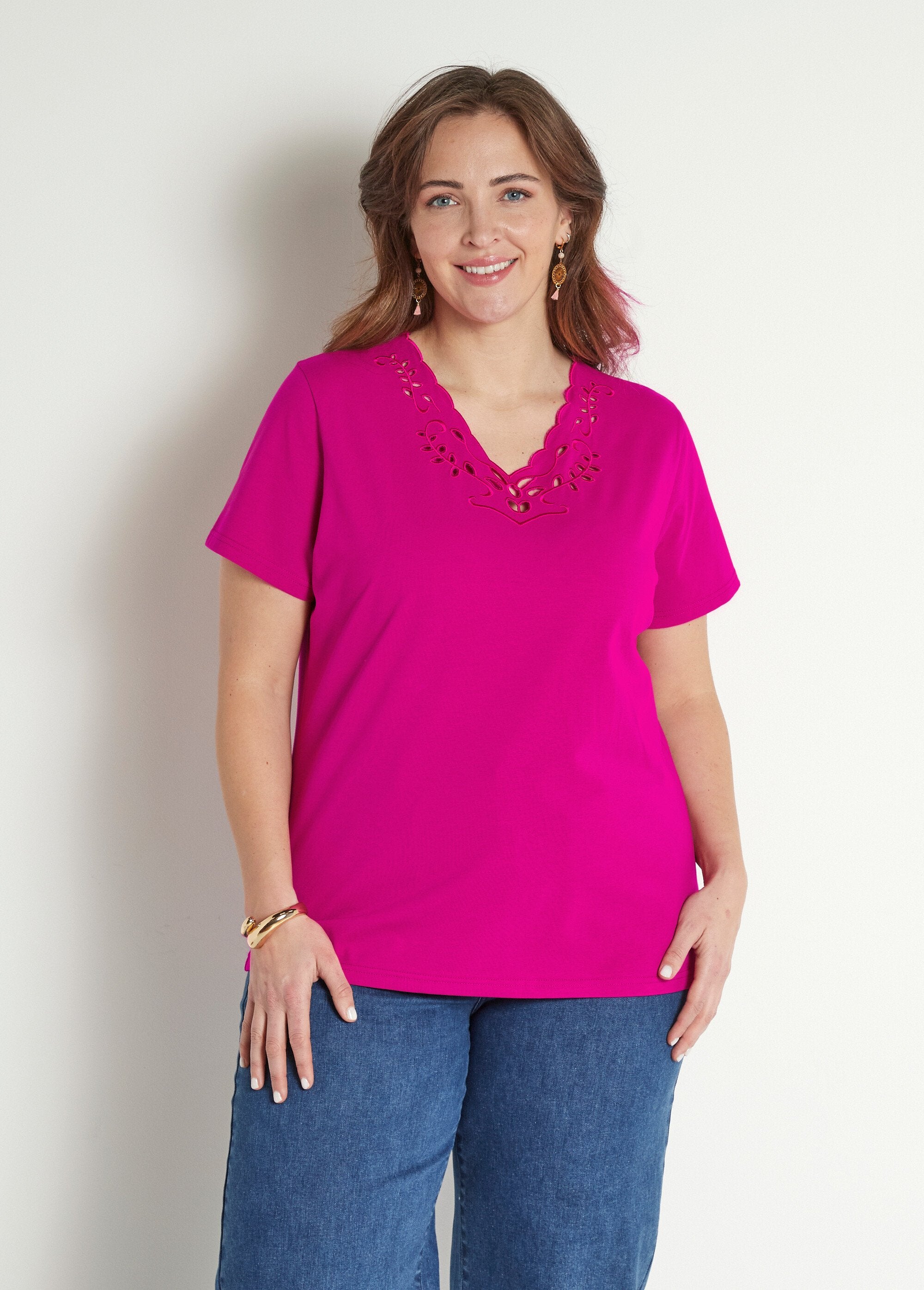 Camiseta_calada_bordada_con_cuello_en_V_Parma_FA1_curvy