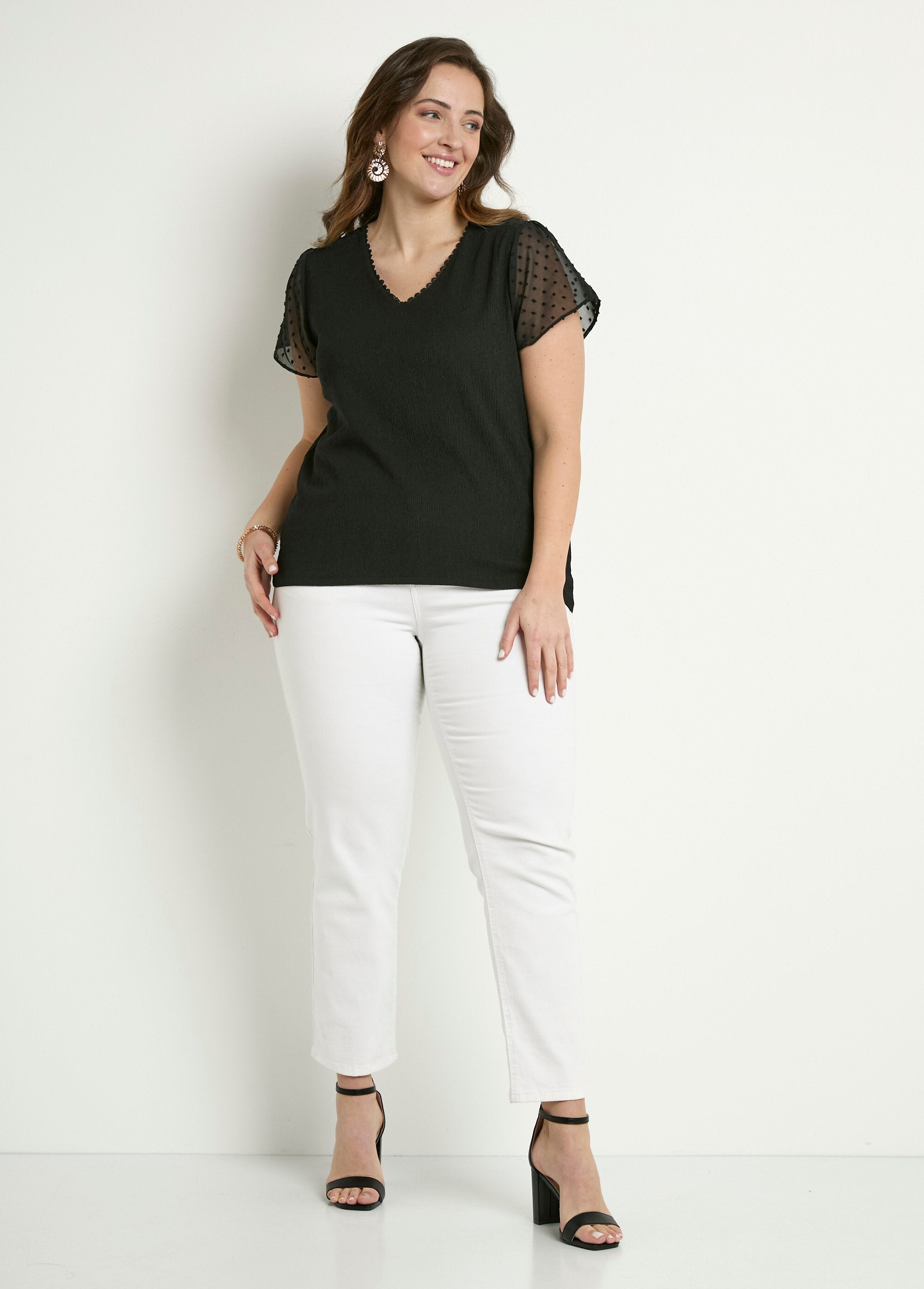 Camiseta_de_raso_de_manga_corta_con_cuello_en_V_Negro_SF1_curvy