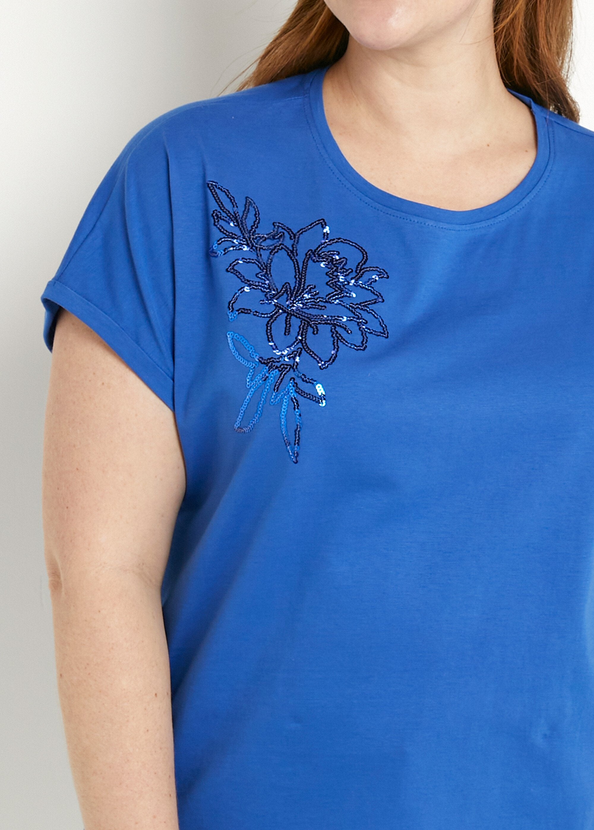 Camiseta_de_algodón_lisa_con_mangas_cortas_y_lentejuelas._azul_duro_DE1_curvy