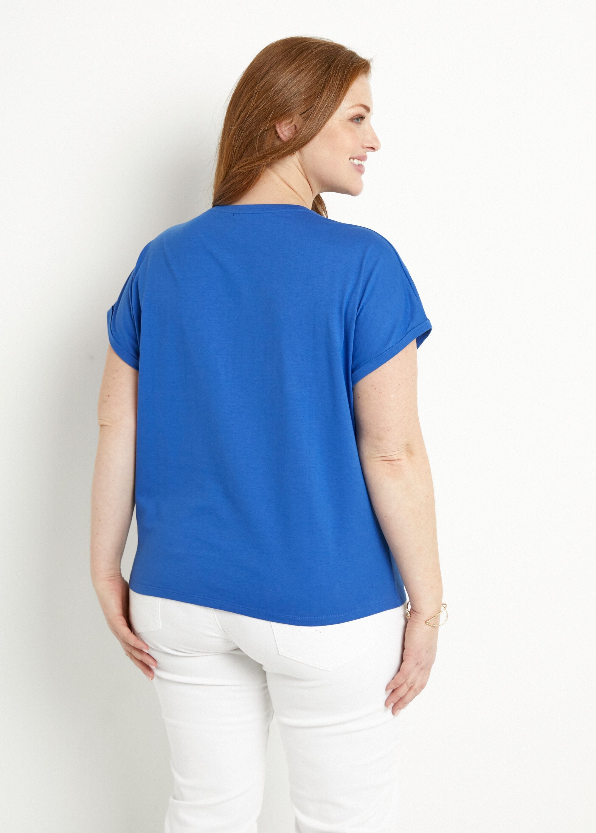 Camiseta_de_algodón_lisa_con_mangas_cortas_y_lentejuelas._azul_duro_DO1_curvy
