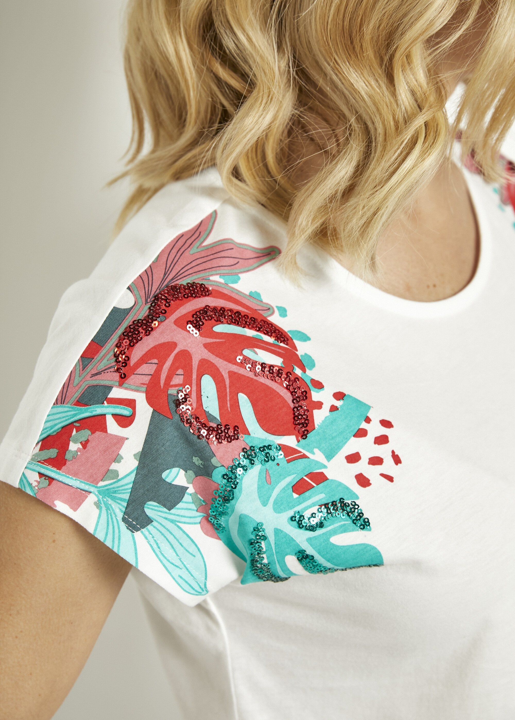 Camiseta_corta_blanca_con_estampado_de_lentejuelas,_cuello_redondo._Fondo_blanco_DE1_slim