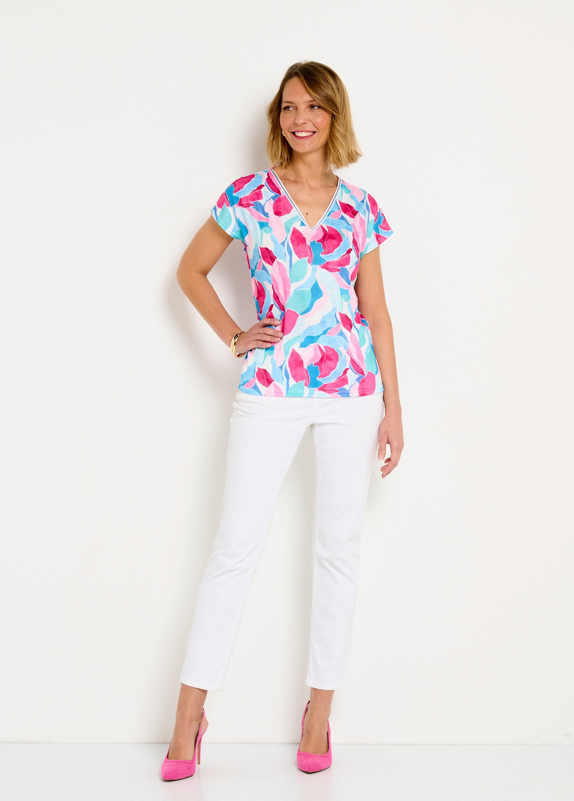 Camiseta_corta_con_cuello_en_V_y_estampado_brillante_azul_y_rosa_SF1_slim