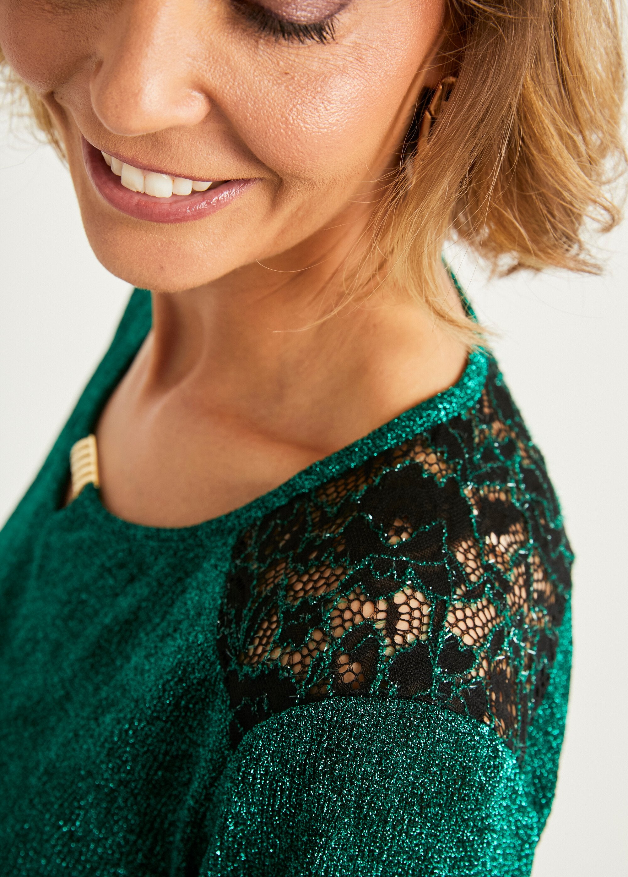 Camiseta_joya_de_encaje_liso_y_cuello_redondo_Verde_DE2_slim