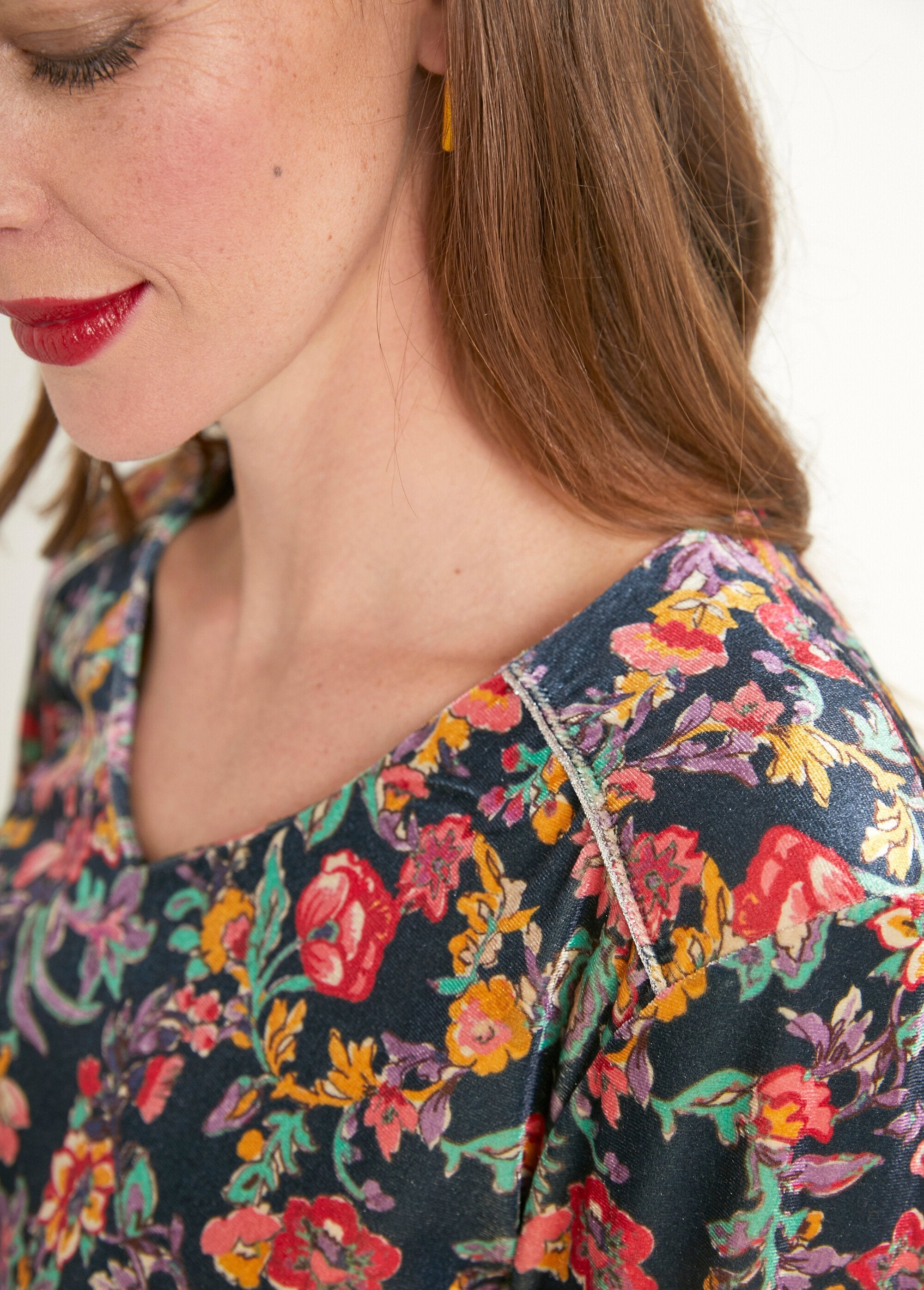 Camiseta_corta_de_terciopelo_floral_con_cuello_en_V_Azul_marino_y_rosa_DE2_slim