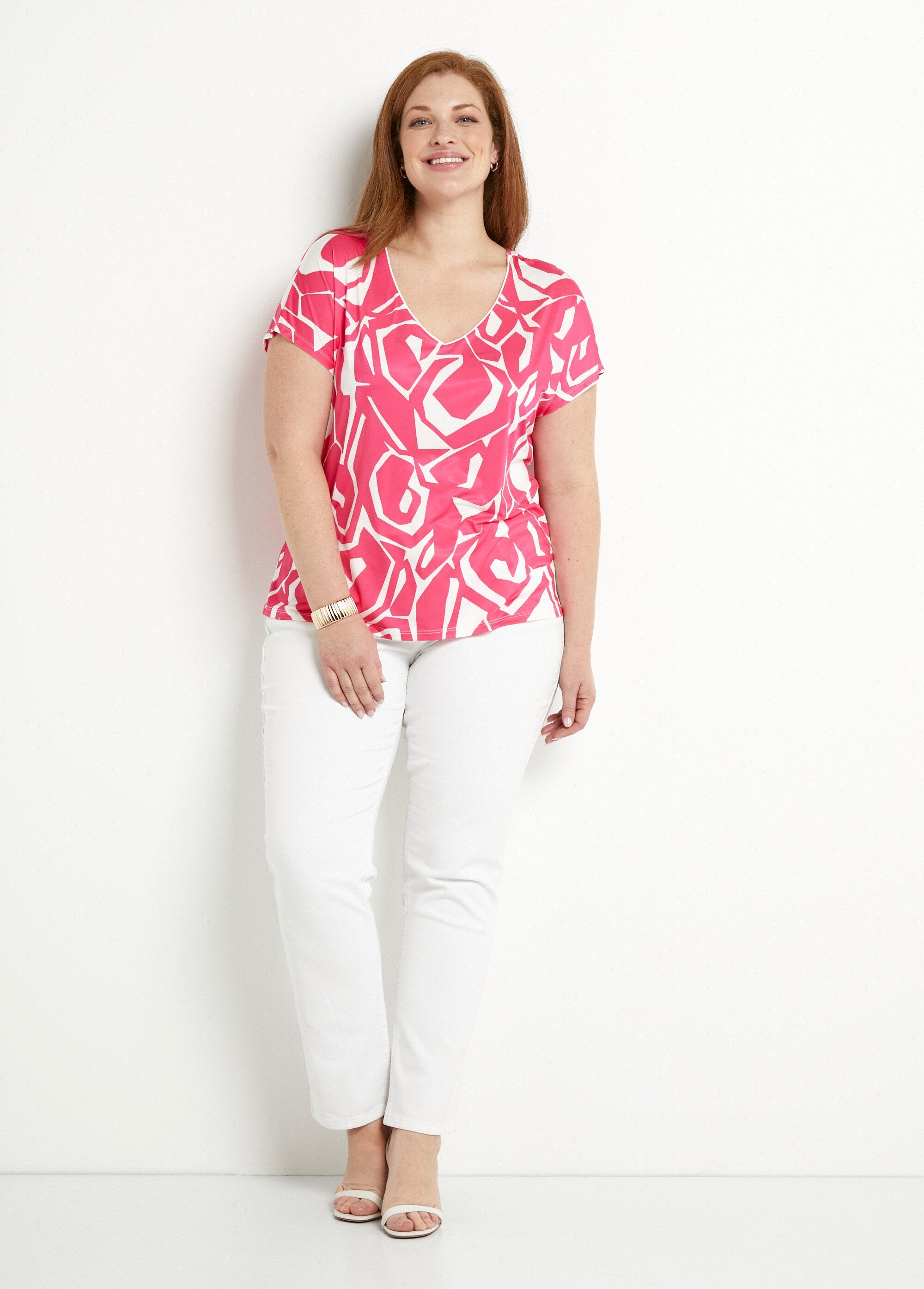 Camiseta_corta_recta_con_cuello_en_V_y_estampado_gráfico_fucsia_y_blanco_SF1_curvy