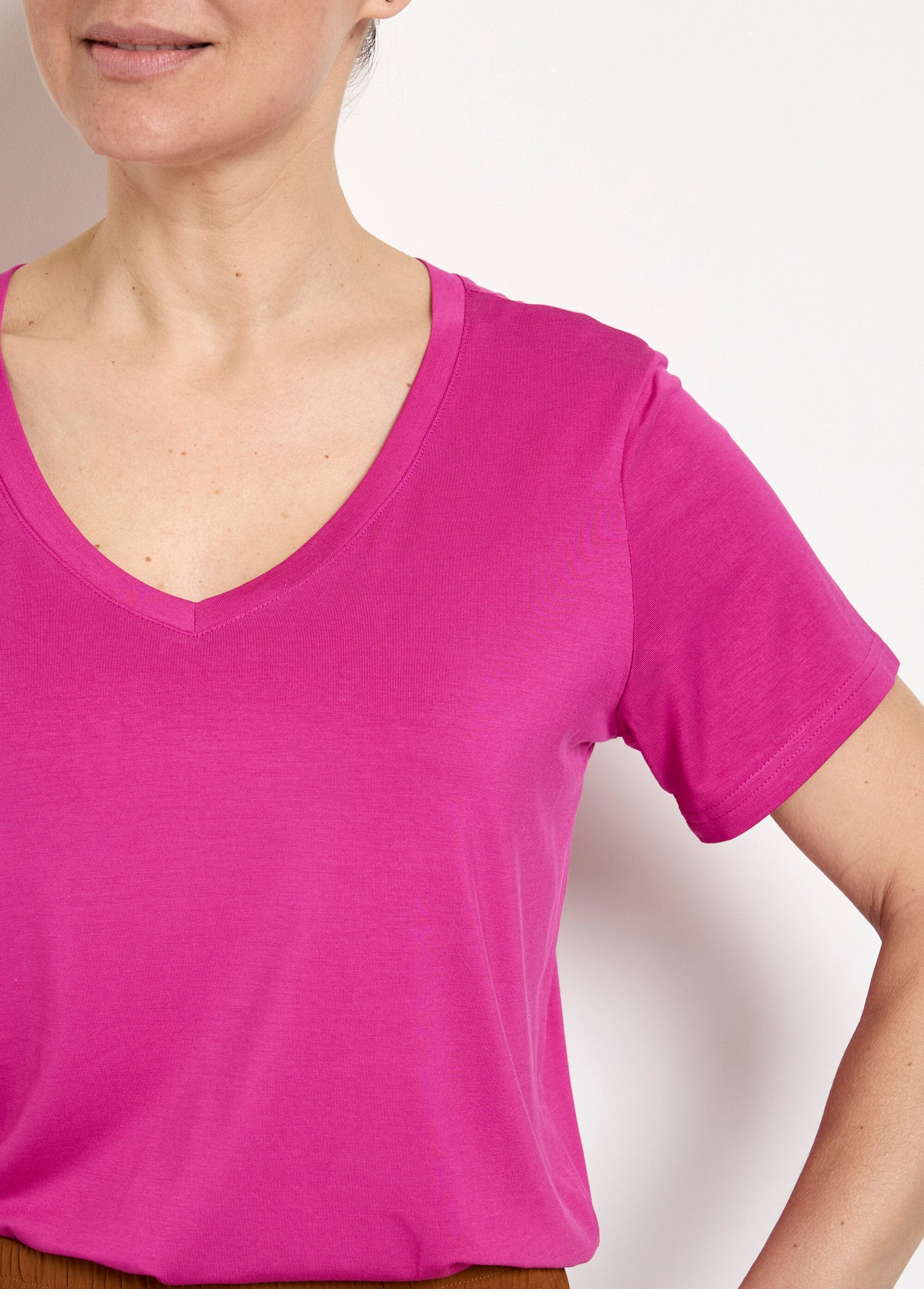 Camiseta_holgada_de_manga_corta_con_cuello_en_V_Buganvilla_DE1_slim