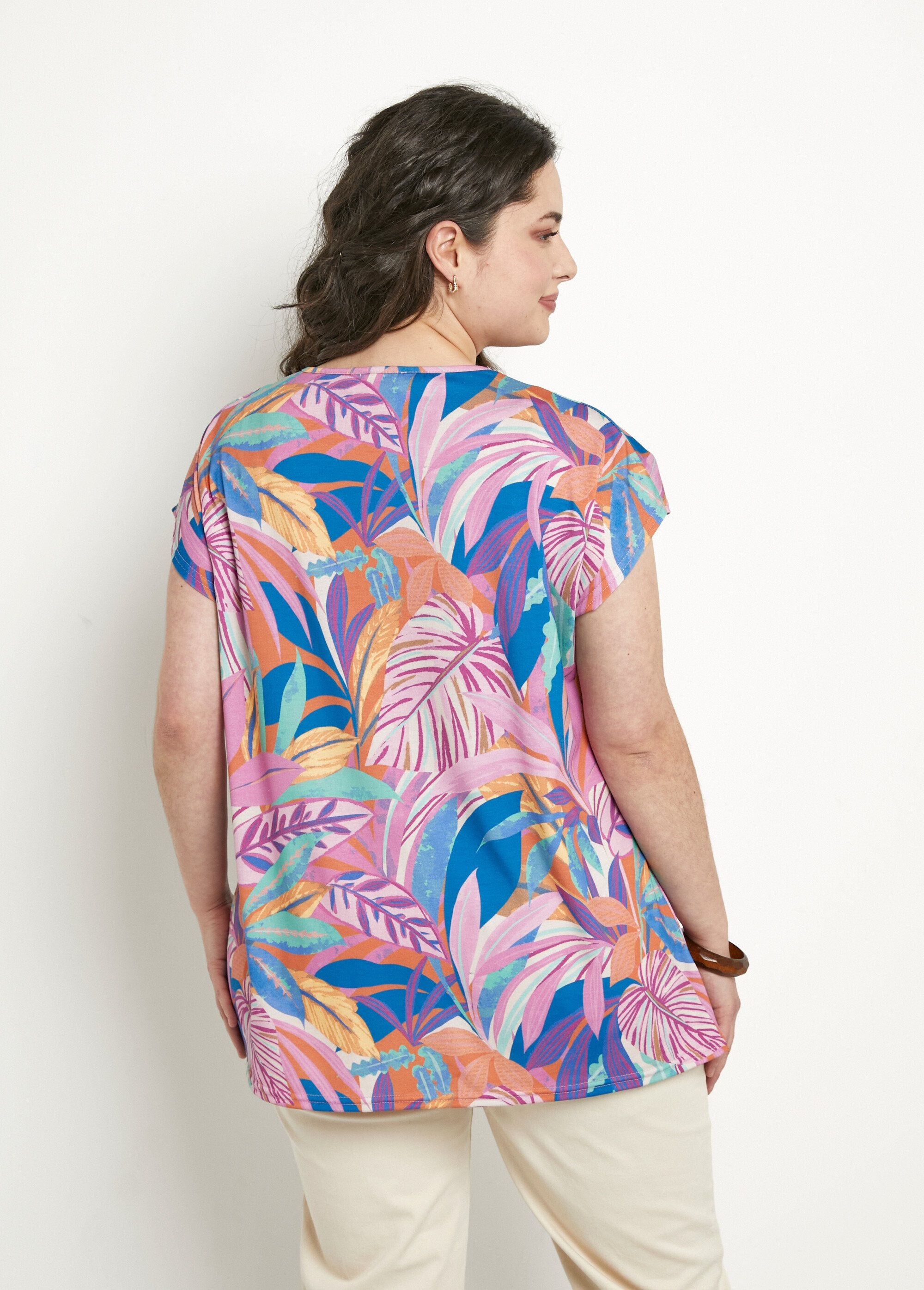 Camiseta_larga_holgada_de_manga_corta_con_estampado_rosa_y_azul_DO1_curvy