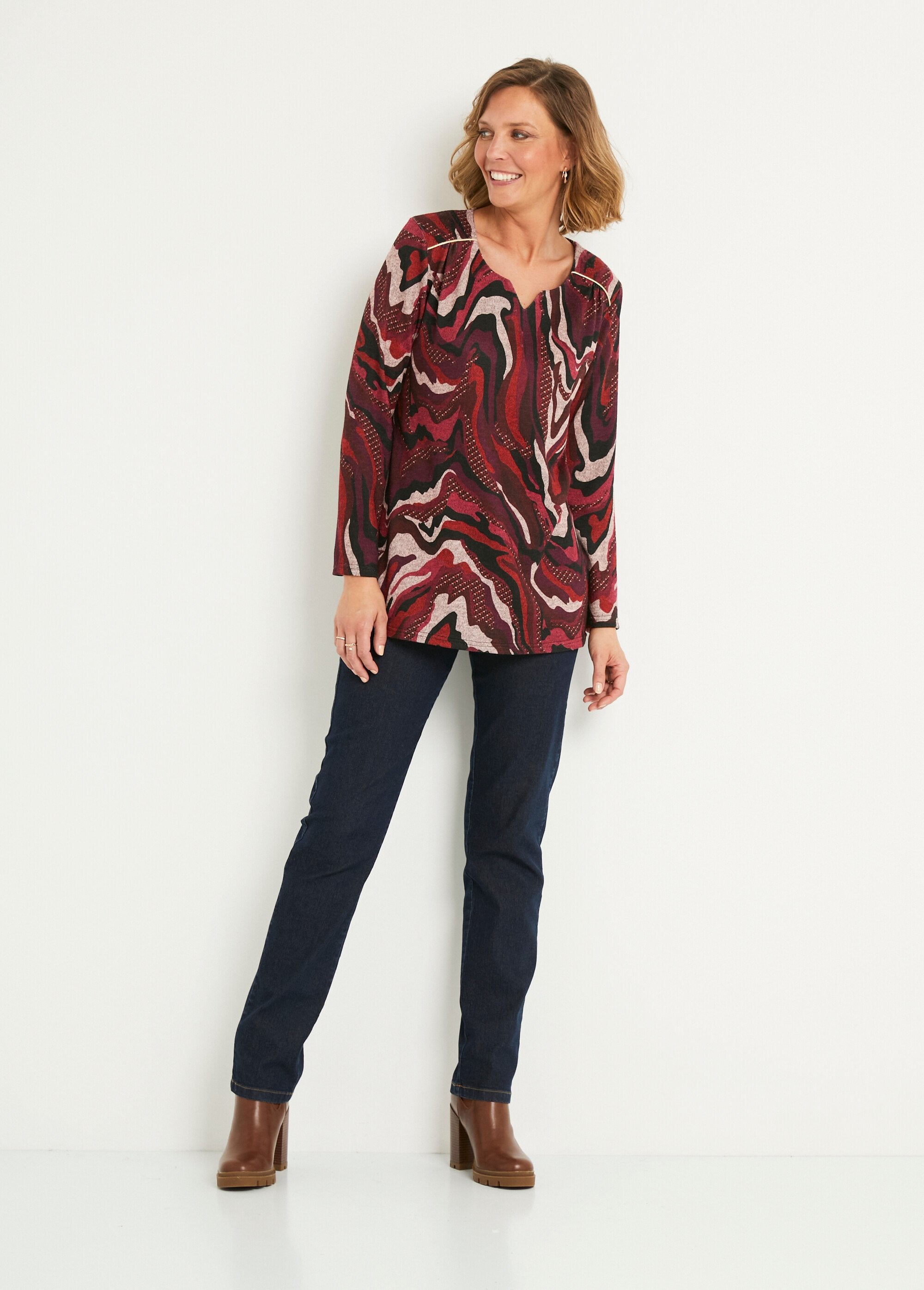 Camiseta_larga_acampanada_con_cuello_redondo_y_estampado_gráfico_Estampado_de_grosella_negra_SF1_slim