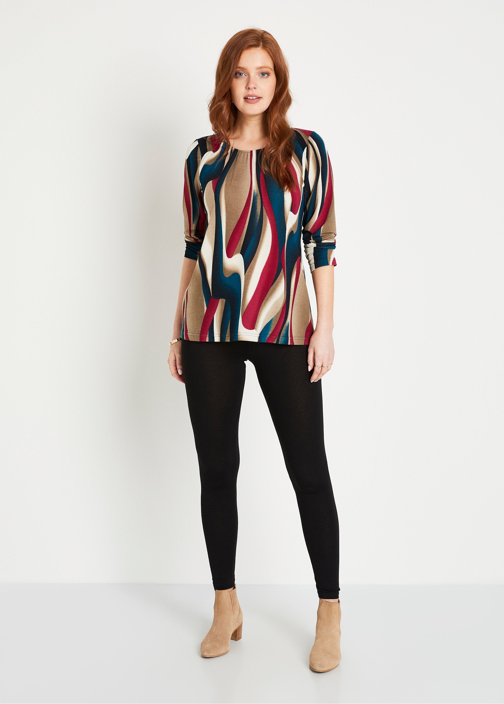 Camiseta_gráfica_larga_acampanada_grosella_azul_y_negra_SF1_slim