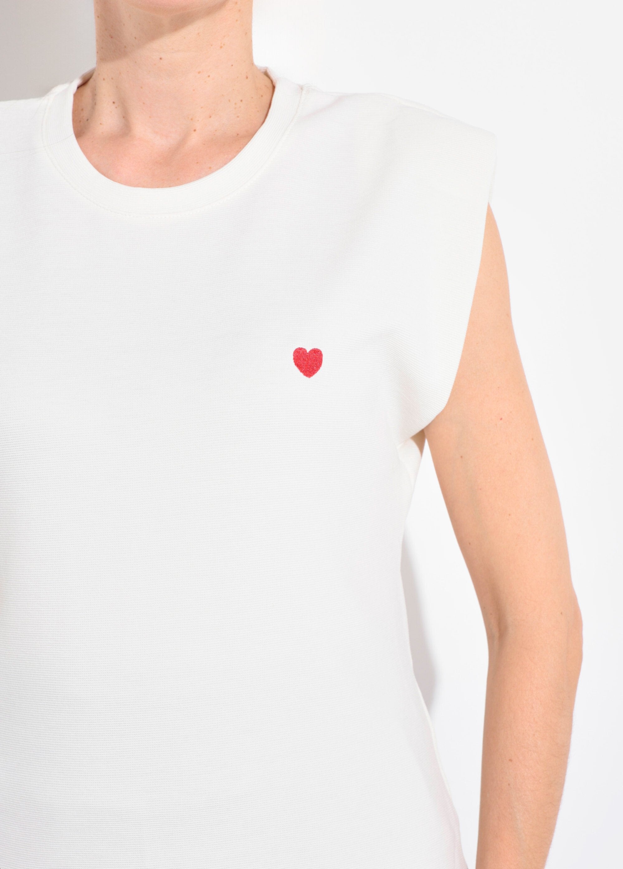 Camiseta_de_malla_elegante_con_bordado_de_corazón_Blanco,_Blanca_DE1_slim