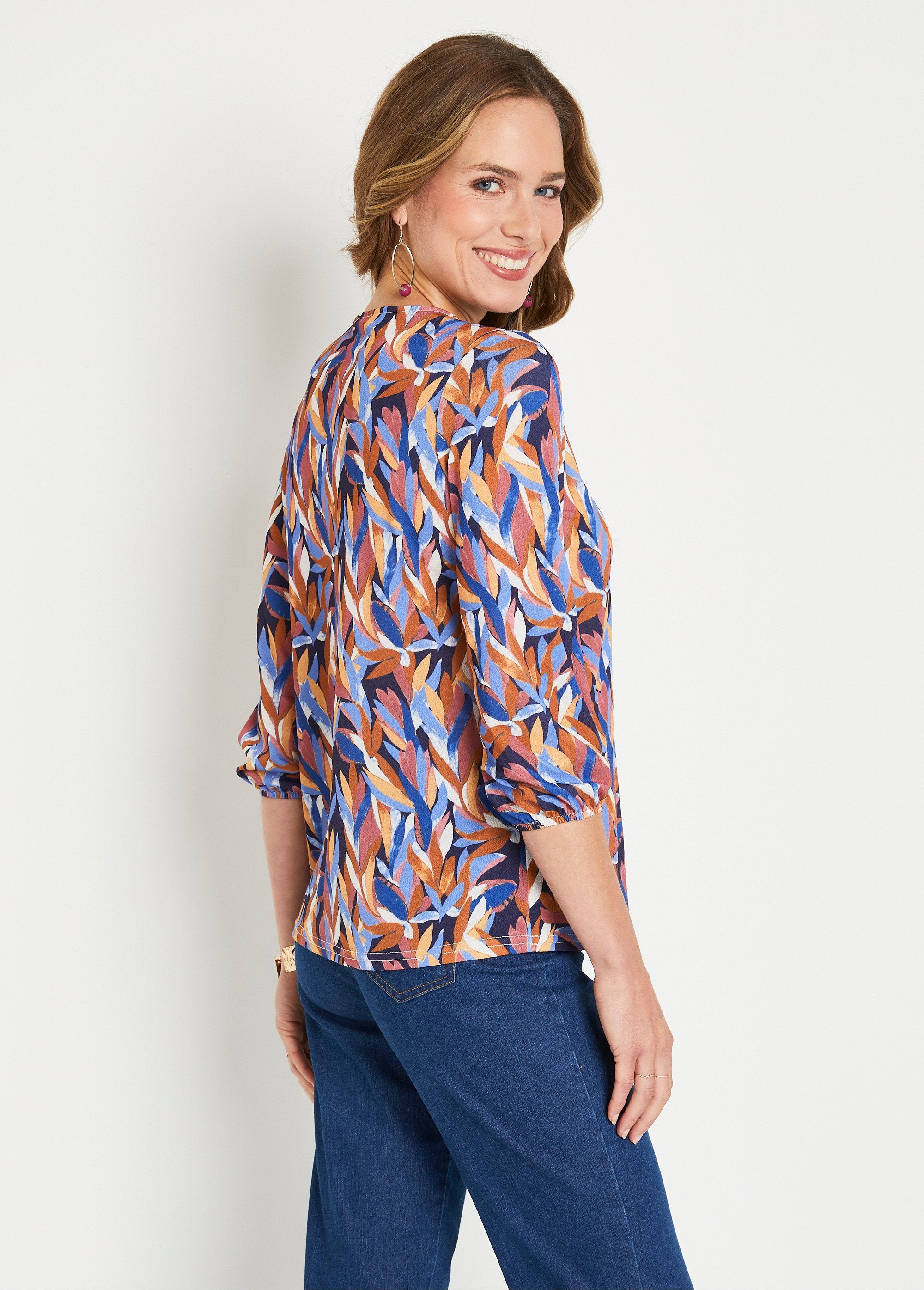 Camiseta_con_cuello_en_V_y_estampado_de_follaje,_de_largo_medio_y_corte_holgado_Azul_y_beige_DO1_slim