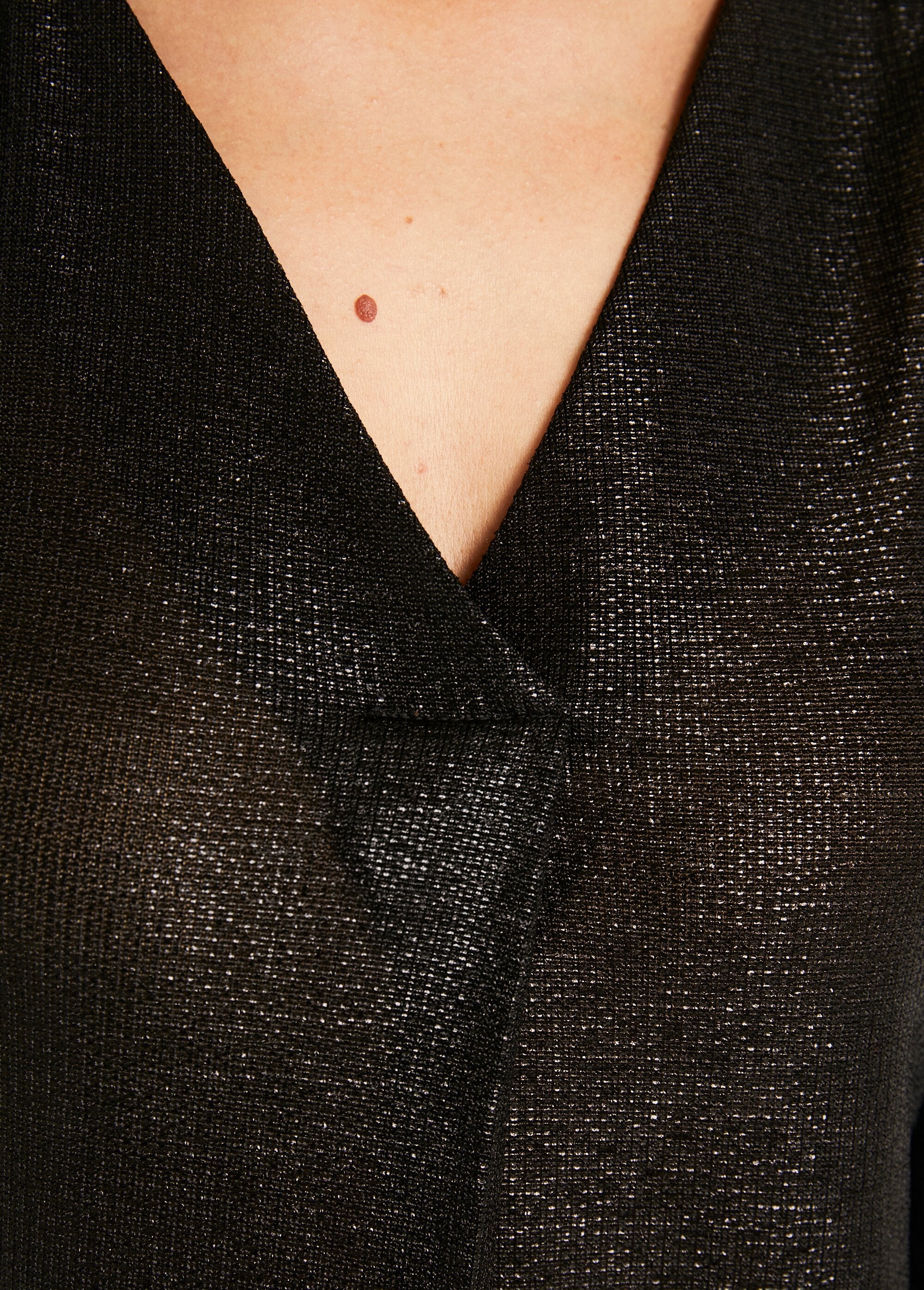 Camiseta_holgada_de_largo_medio_en_punto_brillante_con_cuello_en_V_Negro_DE2_slim