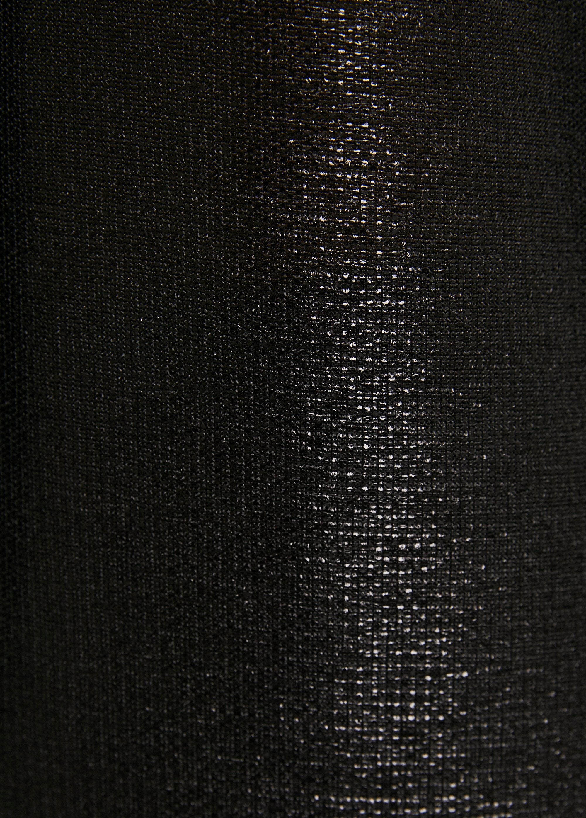 Camiseta_holgada_de_largo_medio_en_punto_brillante_con_cuello_en_V_Negro_DE4_slim